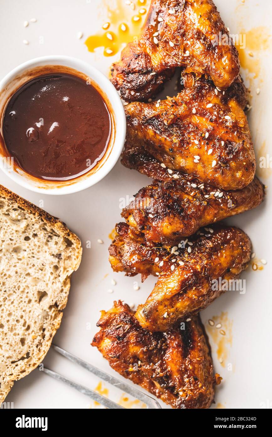Ali di pollo alla griglia con salsa barbecue. Vista dall'alto. Foto Stock