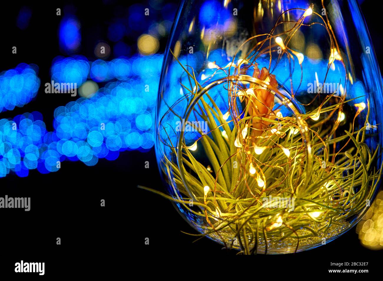 Bella decorazione di natale con piccole luci e sfondo blu Foto Stock