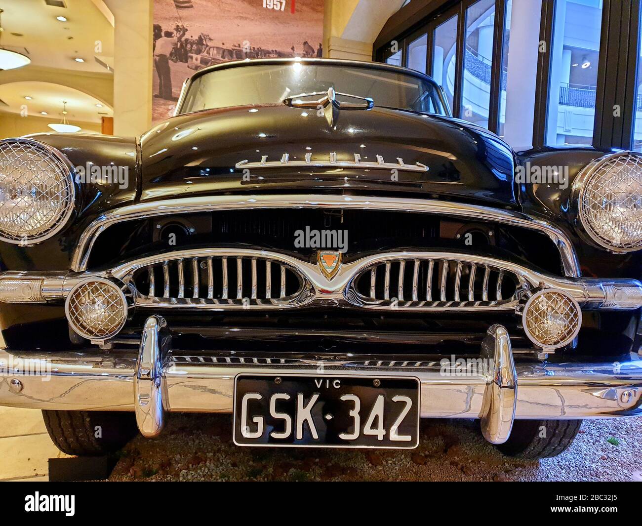 Auto nera d'epoca con tracciato di ritaglio Foto Stock