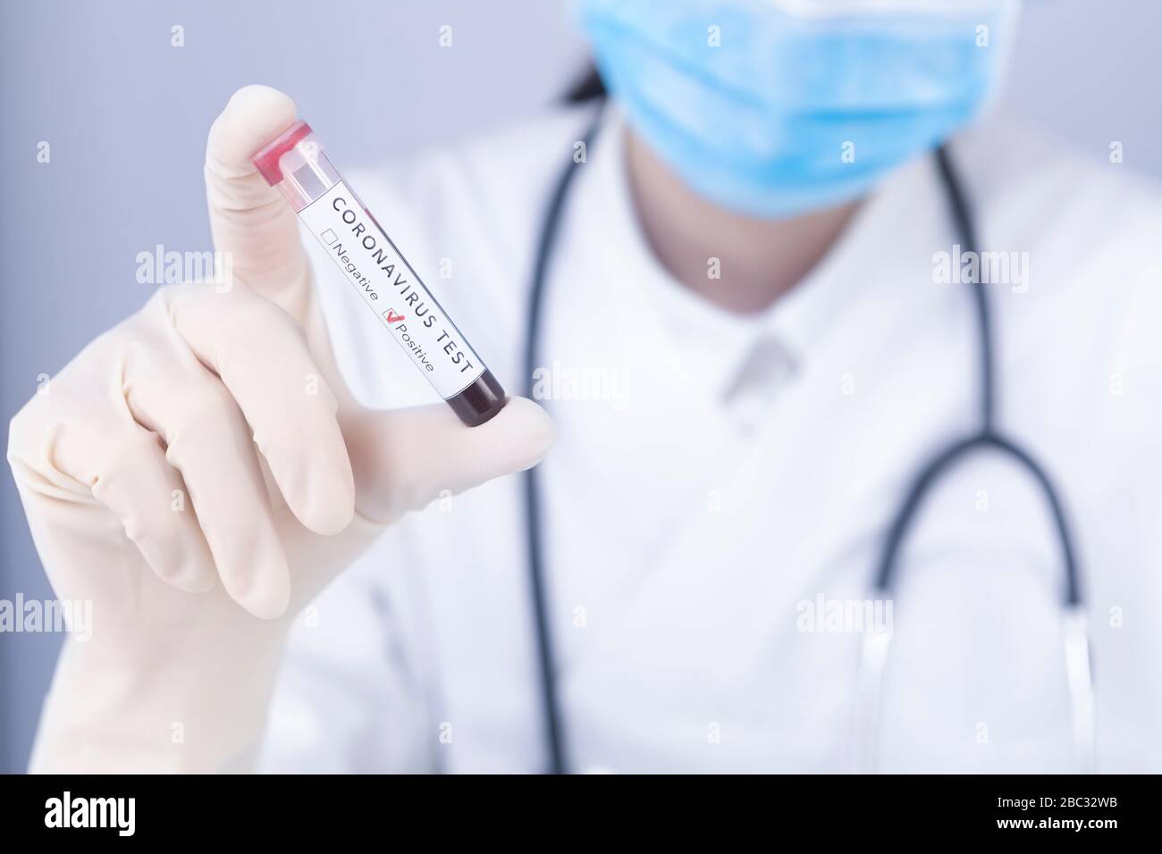 Mano del medico con guanti protettivi che tengono il sangue di prova di Coronavirus COVID 19. Test antivirus e concetto di ricerca. Focus sul test del coronavirus. Foto Stock Mano del medico con guanti protettivi che tengono il sangue di prova di Coronavirus COVID 19. Test antivirus e concetto di ricerca. Focus sul test del coronavirus. Foto Stock