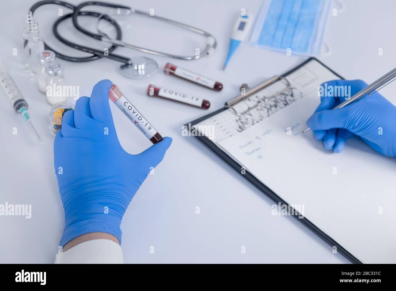 Analyst Hands con guanti protettivi in possesso di COVID 19 Coronavirus test Blood prendendo appunti statistici. Test antivirus e concetto di ricerca. Primo piano Foto Stock Analyst Hands con guanti protettivi in possesso di COVID 19 Coronavirus test Blood prendendo appunti statistici. Test antivirus e concetto di ricerca. Primo piano Foto Stock