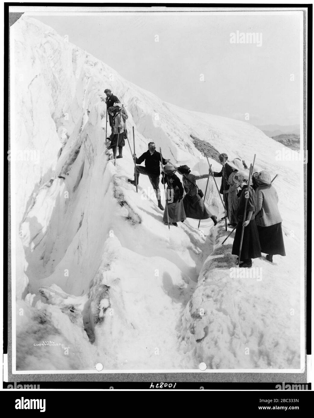 Gruppo di uomini e donne che arrampicano sul ghiacciaio del Paradiso nel Monte Rainier National Park, Washington) - Curtis & Miller Foto Stock
