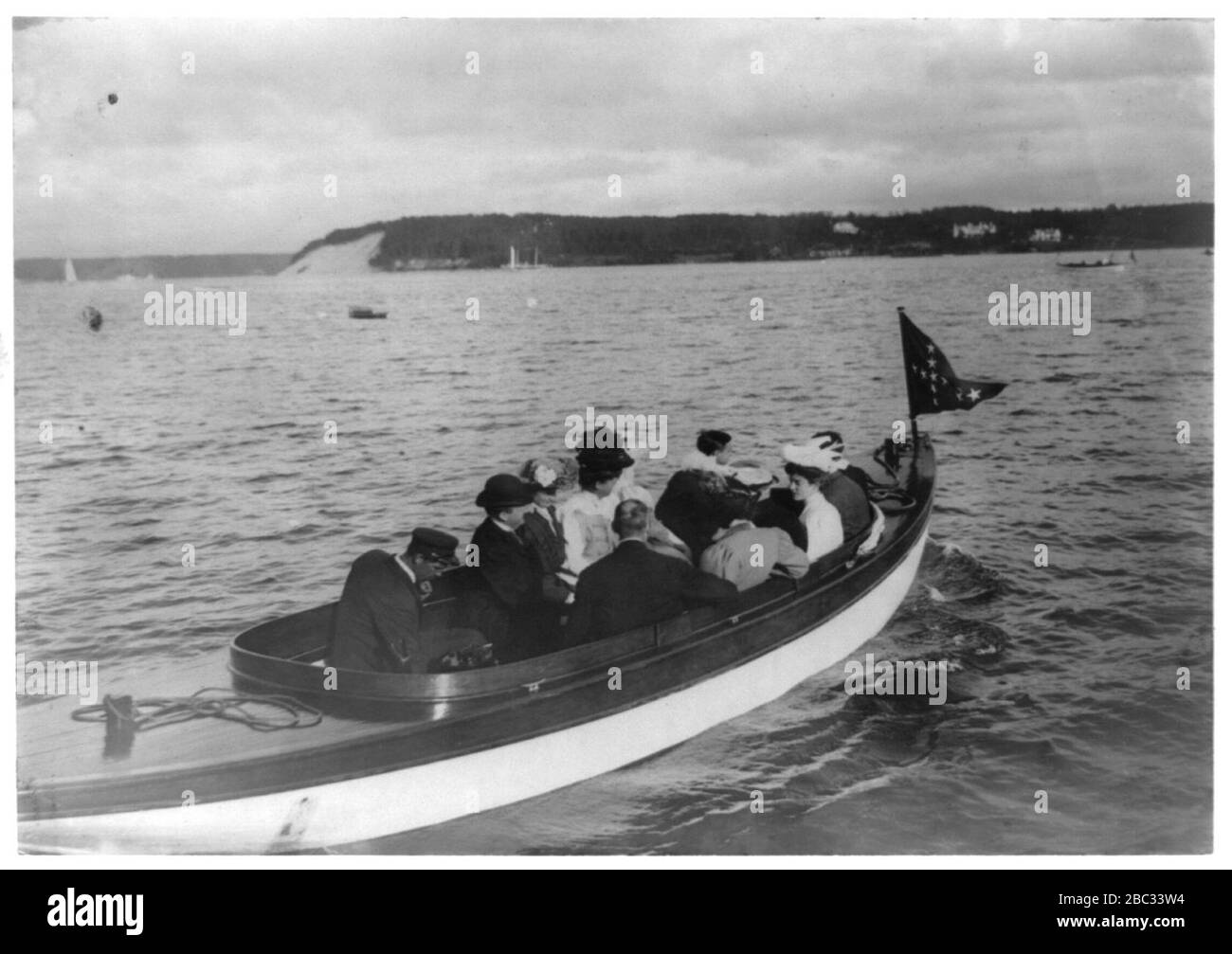 Gruppo di uomini e donne ben vestiti in motoscafo, Oyster Bay, Long Island, N.Y. Foto Stock
