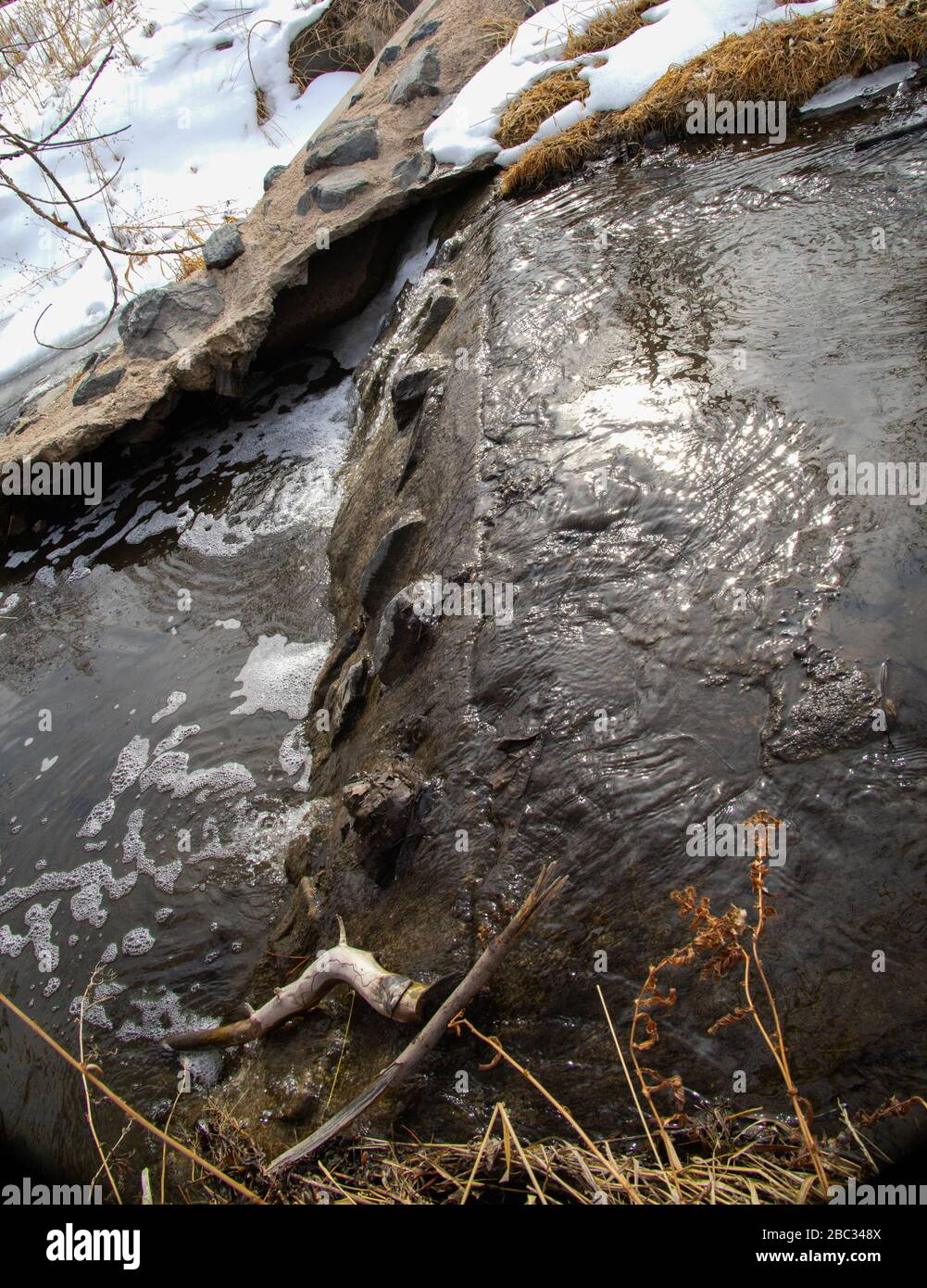 La caduta di un piccolo torrente Foto Stock