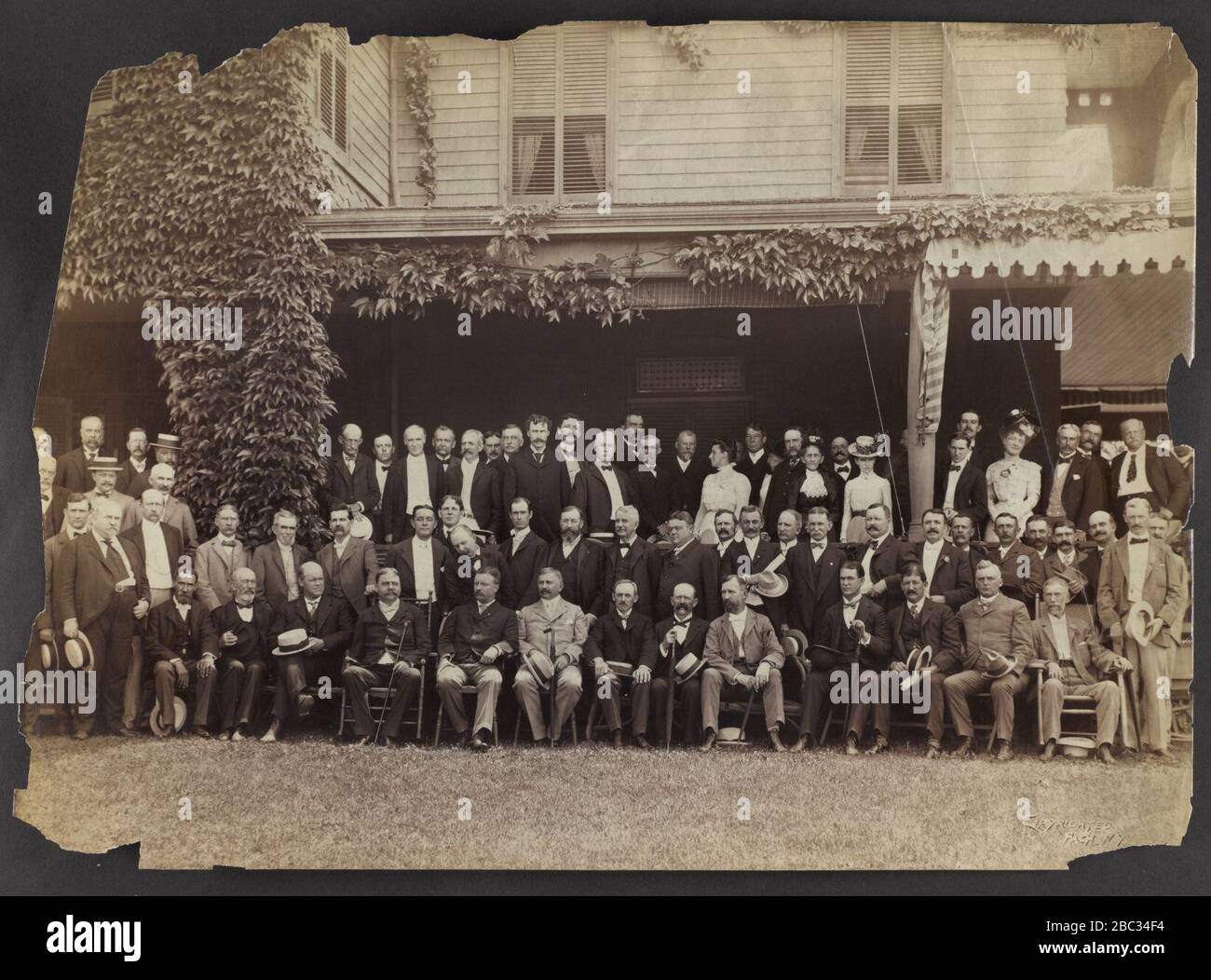 Ritratto di gruppo di Theodore Roosevelt, seduto in prima fila, al centro a sinistra, con gruppo di uomini e donne Foto Stock