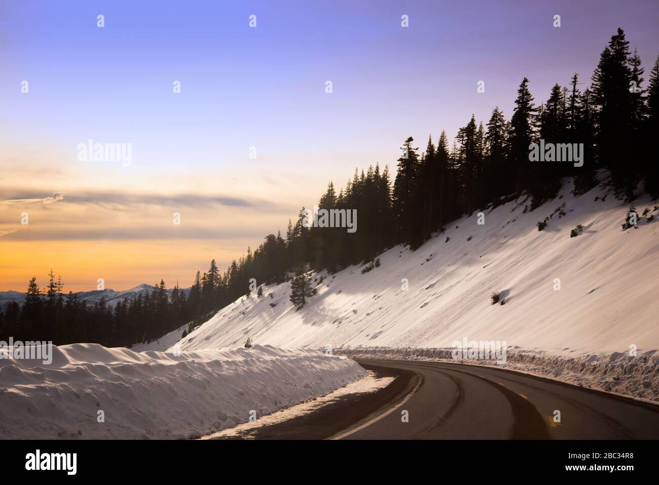 Su una strada fiancheggiata da neve nella regione Shasta Cascade Foto Stock