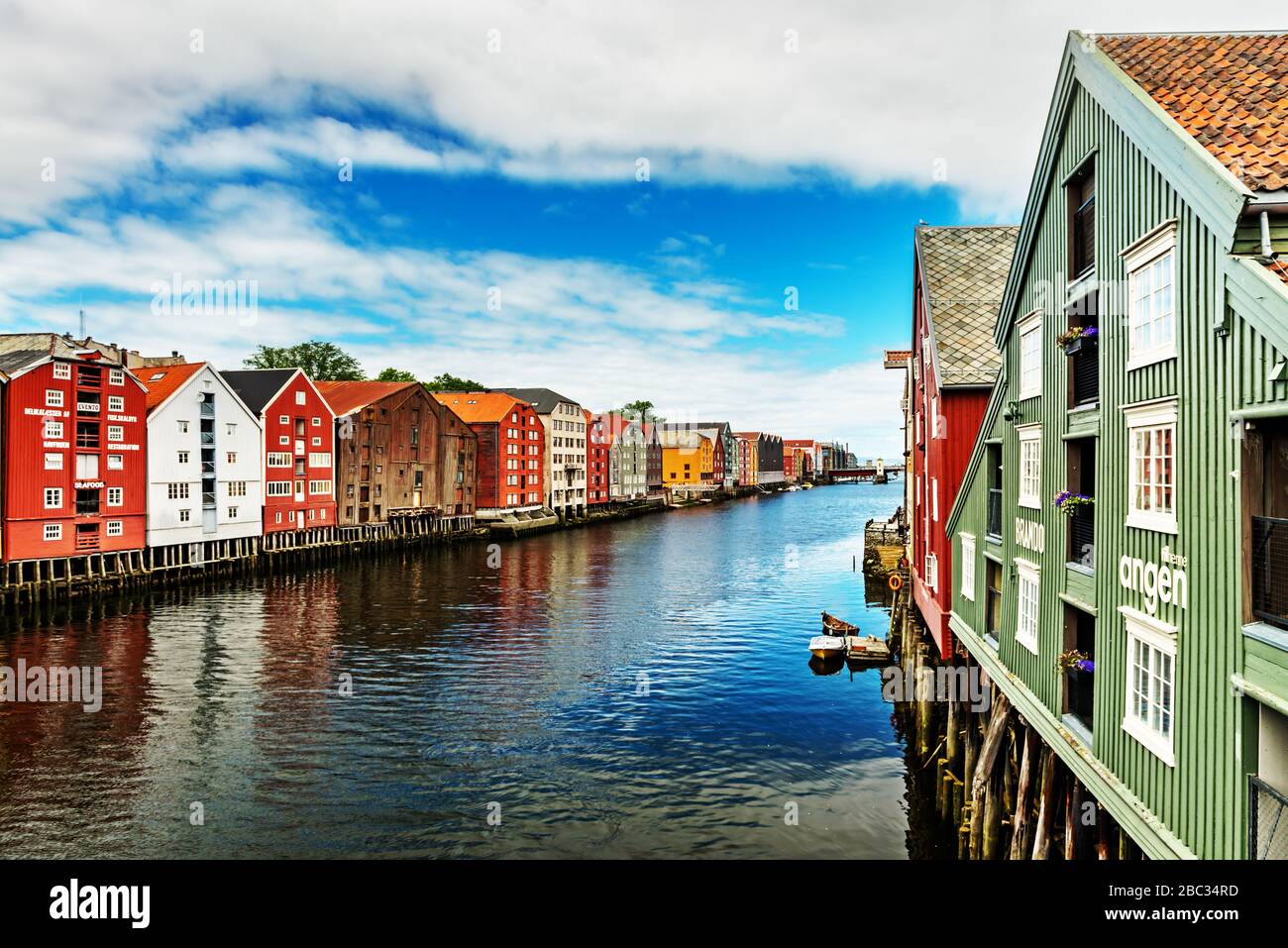 Fiume Nidelva, vecchi edifici in legno lungo il fiume nella città norvegese Trondheim, Norvegia Foto Stock