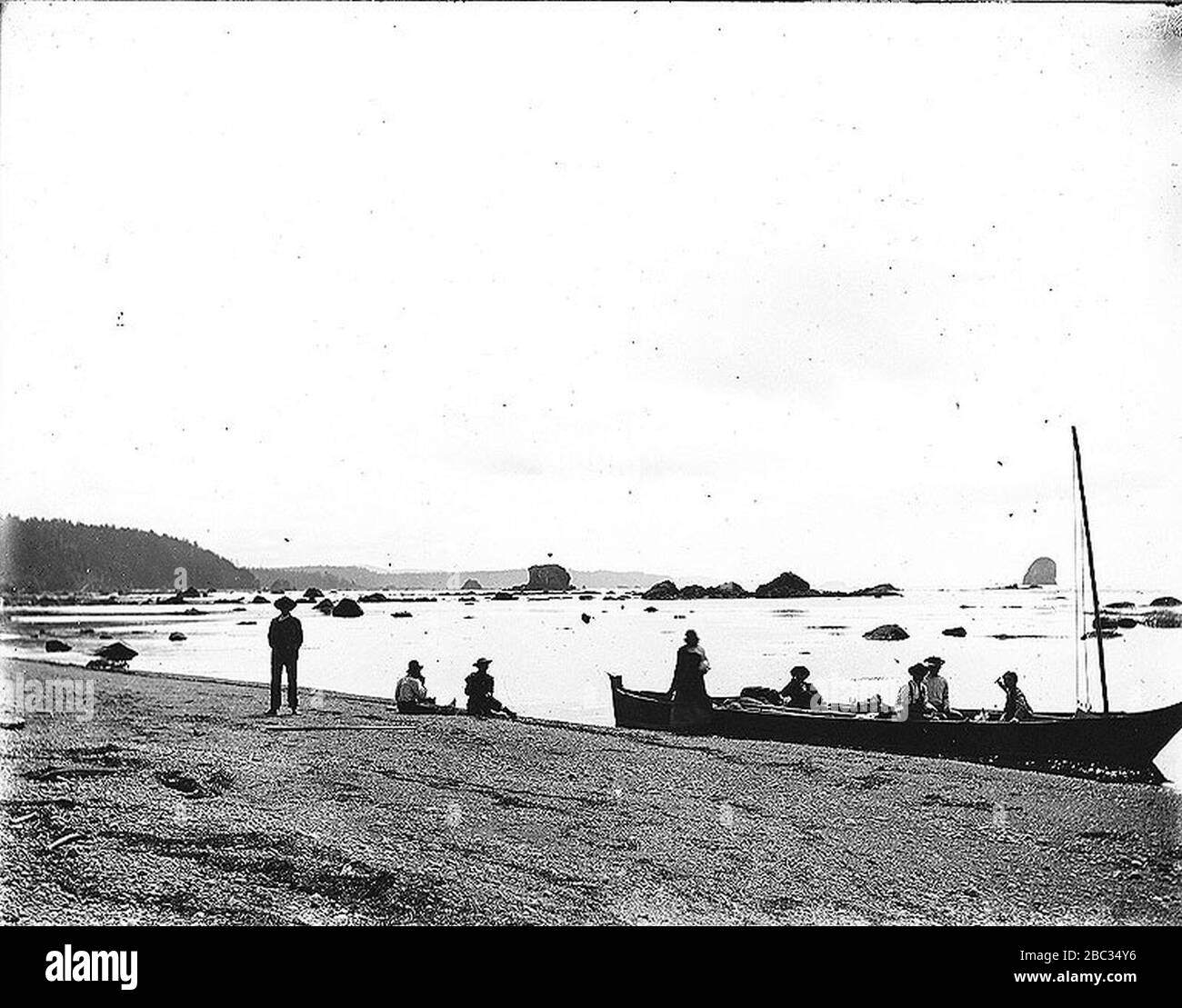 Gruppo con canoa sulla spiaggia, a Cape Alava guardando a sud a Wedding Rock, Washington, ca 1903 (BAR 78). Foto Stock