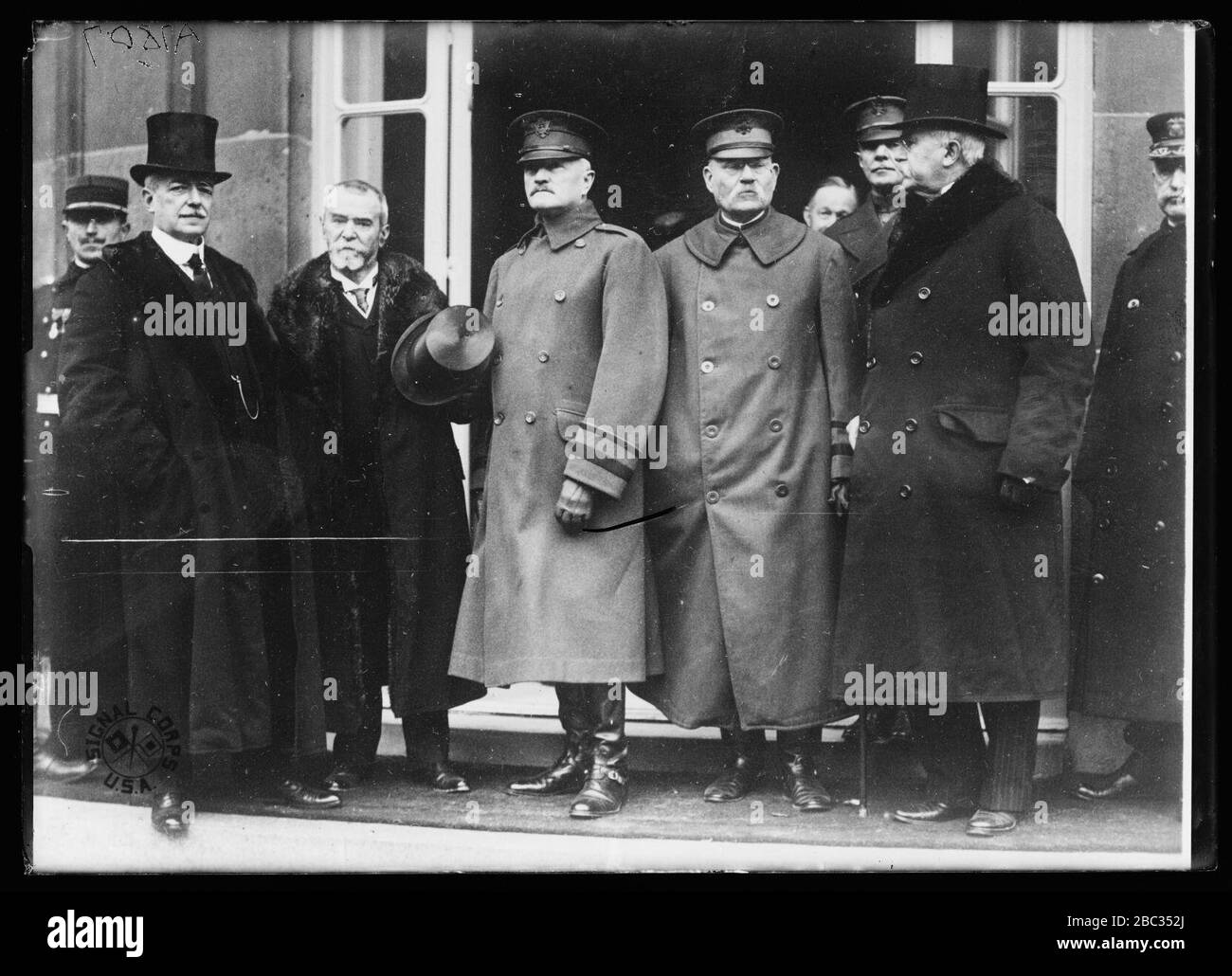 Gruppo; J.J. Jusserand, 2nd da sinistra, John J. Pershing, centro Foto Stock