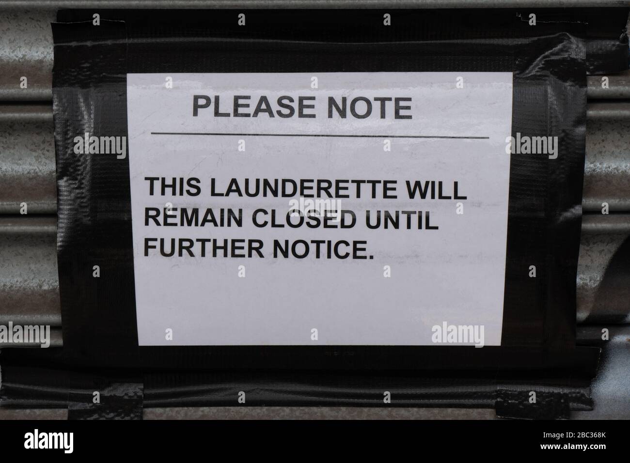 Cartello chiuso sulla finestra lavanderia durante la pandemia di Coronavirus, West Midlands, Regno Unito Foto Stock