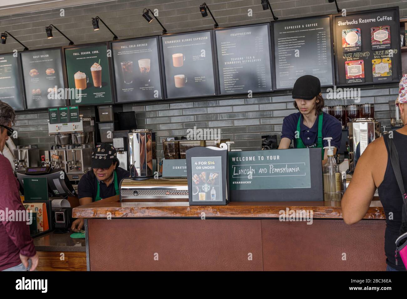 Gli interni del caffè Starbucks sono bellissimi. Mangiare fuori concetto. Miami. USA. Foto Stock