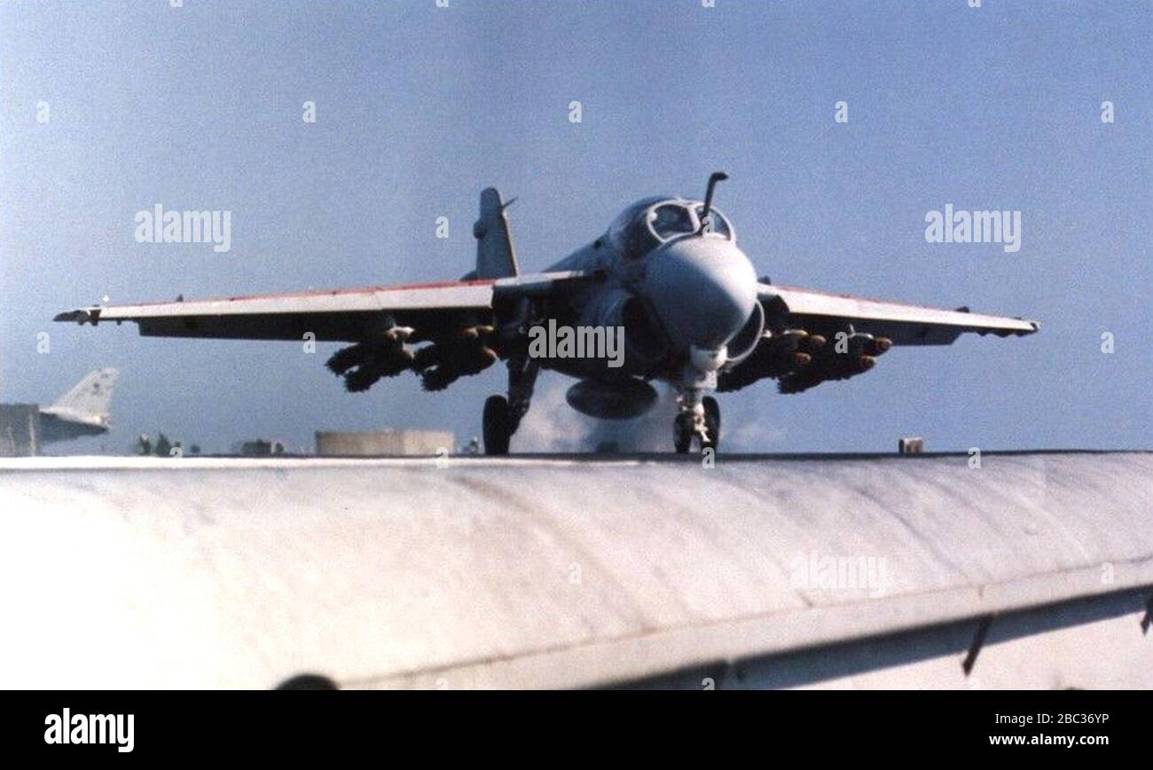 Grumman A-6E Intruder di VA-35 è lanciato dalla USS Nimitz (CVN-68) nel 1985. Foto Stock