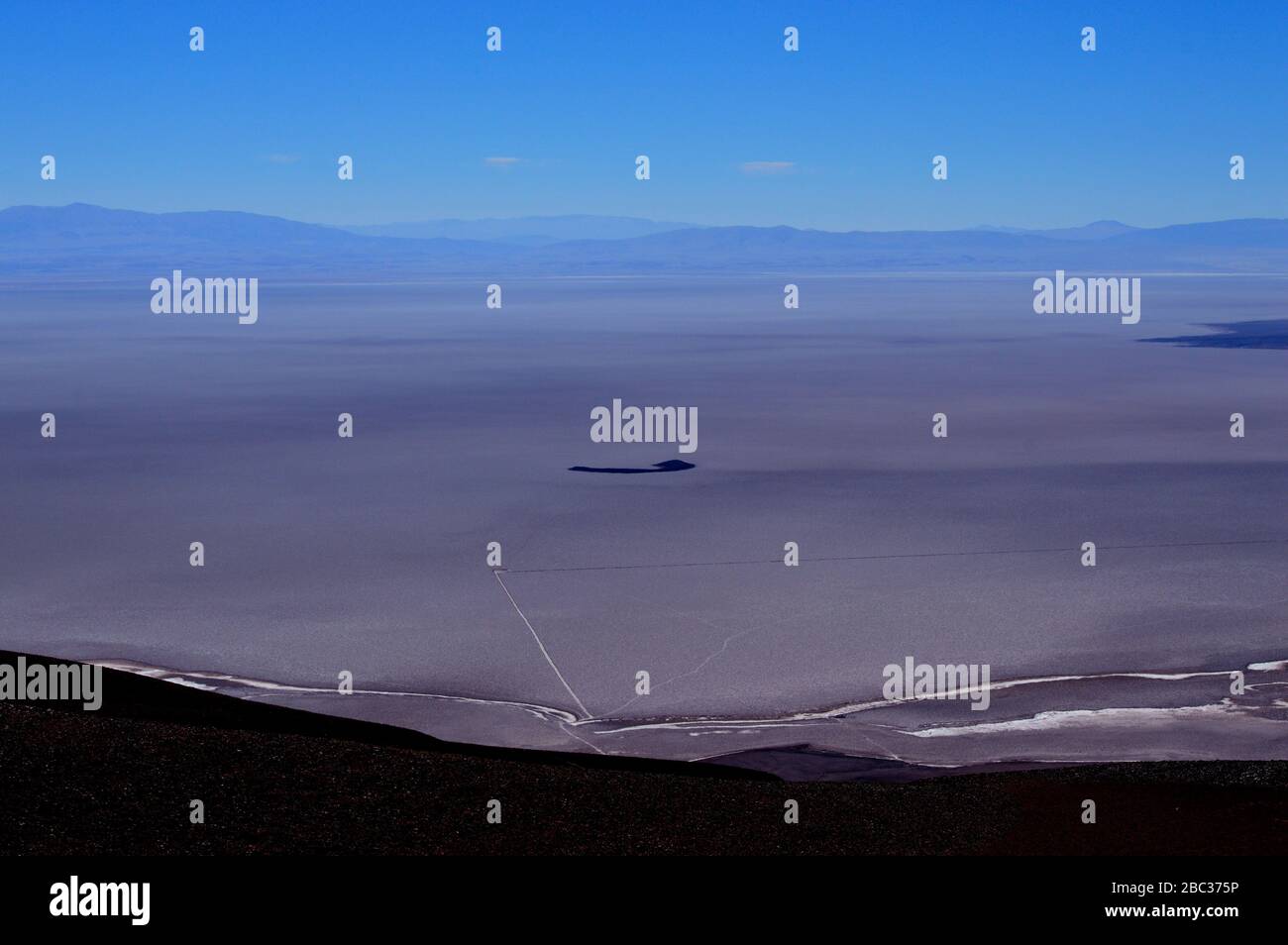 Bella vista del sale Arizaro piatto dall'alto. Inizio della discesa a Caipe, Salta, Argentina Foto Stock