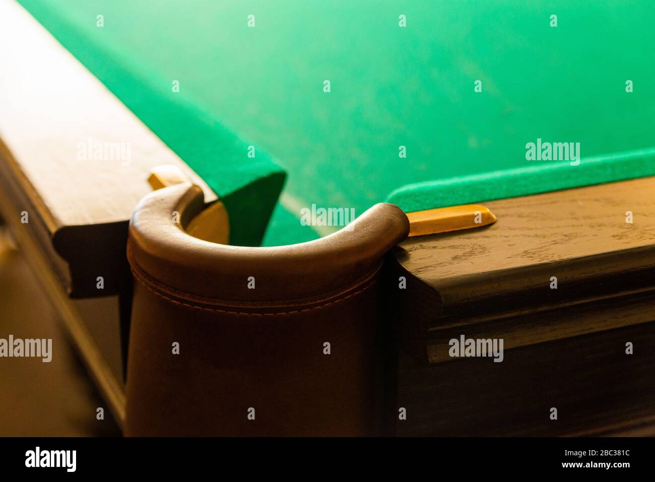 Pit of corner table snooker. Foro sul tavolo da biliardo. Foto Stock