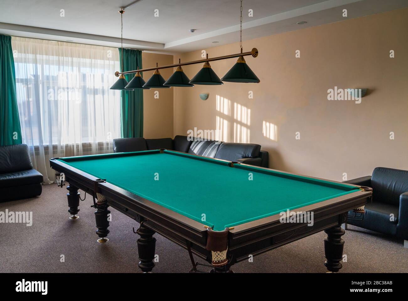 Interno della sala biliardo con tavolo. Foto Stock