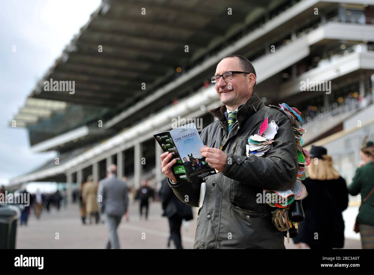 Le folle si riuniscono all'ippodromo di Cheltenham per il 2020 Festival delle corse, uno degli ultimi grandi incontri pubblici sotto la nube di coronavirus covid-19 Foto Stock