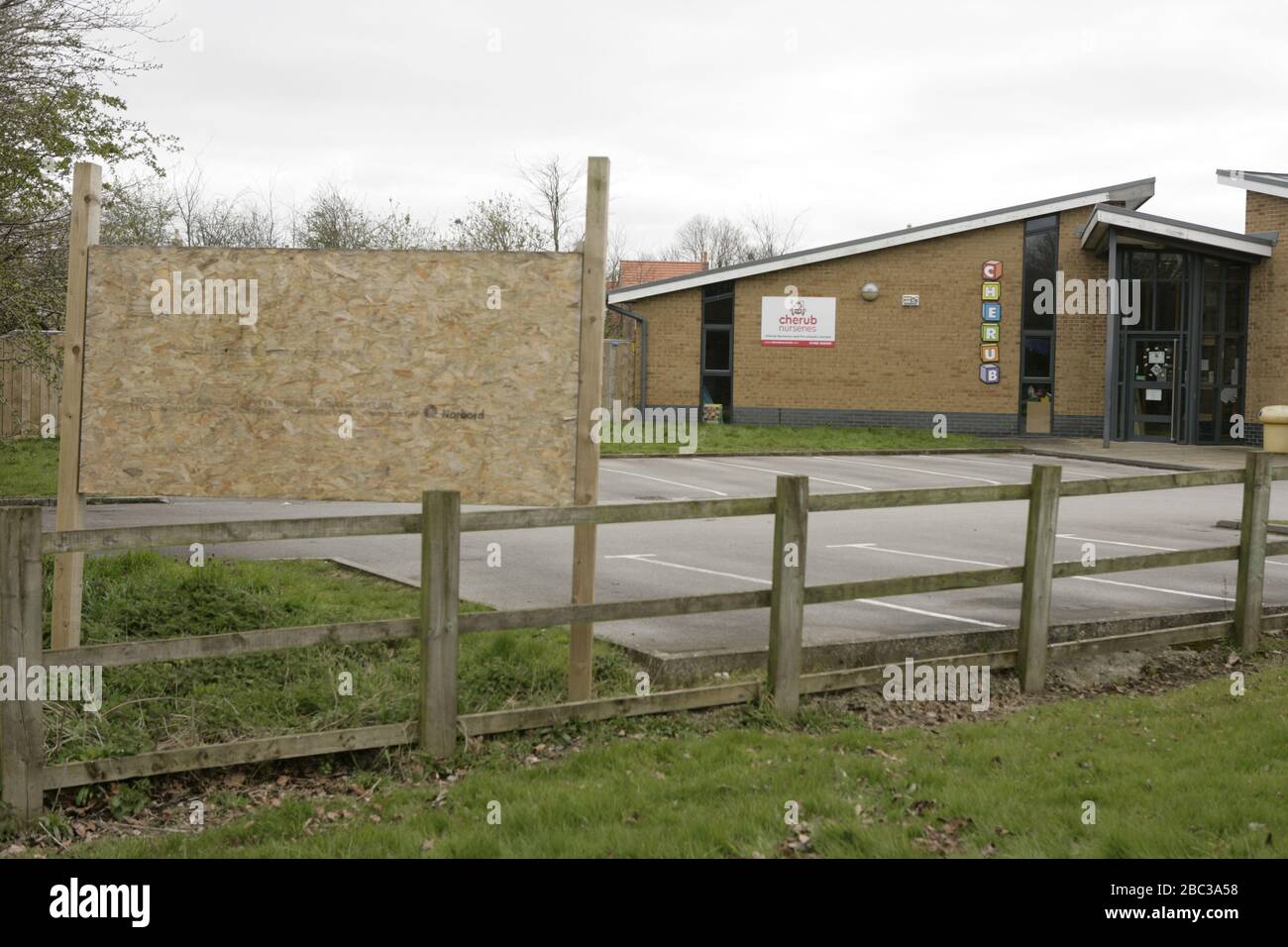 Stanza dei bambini chiusa con parcheggio desolato vuoto a causa di COVID-19 coronavirus pandemic, Cherub Nursery e Pre-School, Beverley, East Riding of Yorkshire Foto Stock