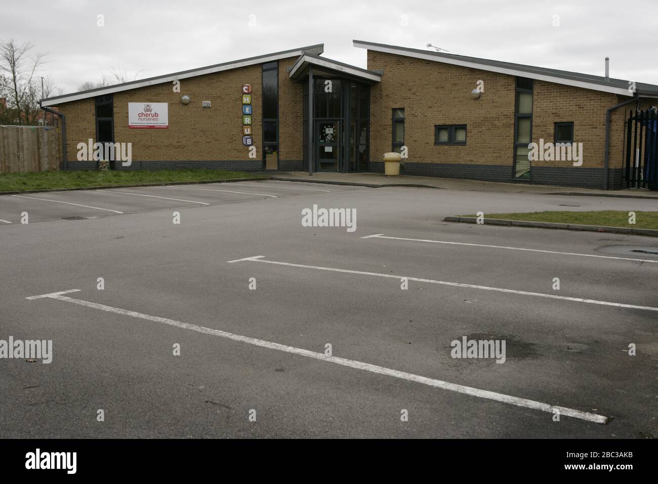 Stanza dei bambini chiusa con parcheggio desolato vuoto a causa di COVID-19 coronavirus pandemic, Cherub Nursery e Pre-School, Beverley, East Riding of Yorkshire Foto Stock