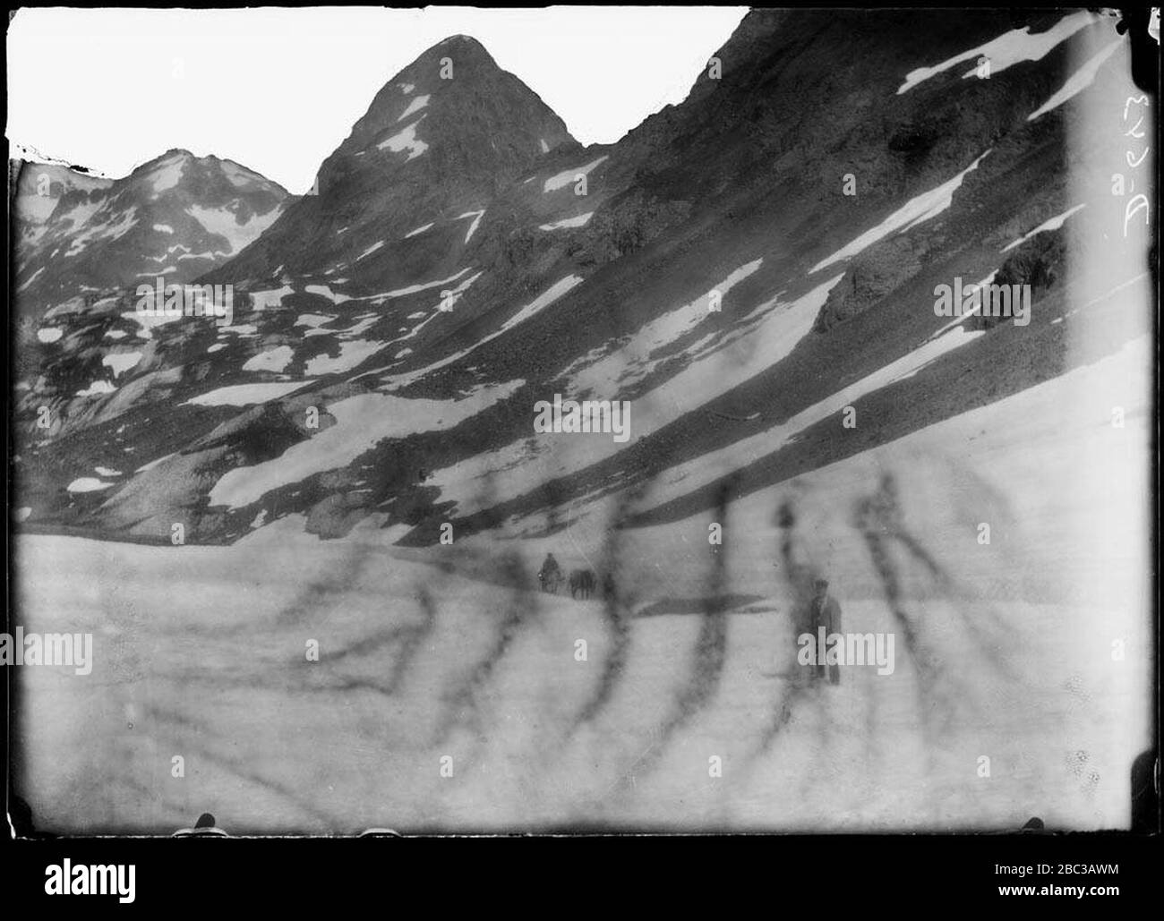 GRUP d'alpinistes en una gesta de neu al port de la Picada. Foto Stock