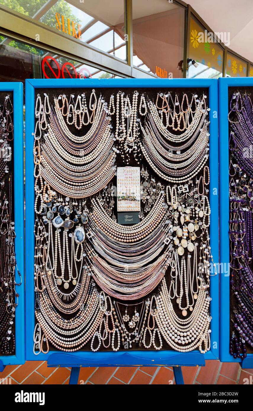Esposizione di corde di perle e collane di perle in un negozio di souvenir  a Postojnska Jama (Parco delle Cave di Postojna), Slovenia, Europa centrale  e orientale Foto stock - Alamy