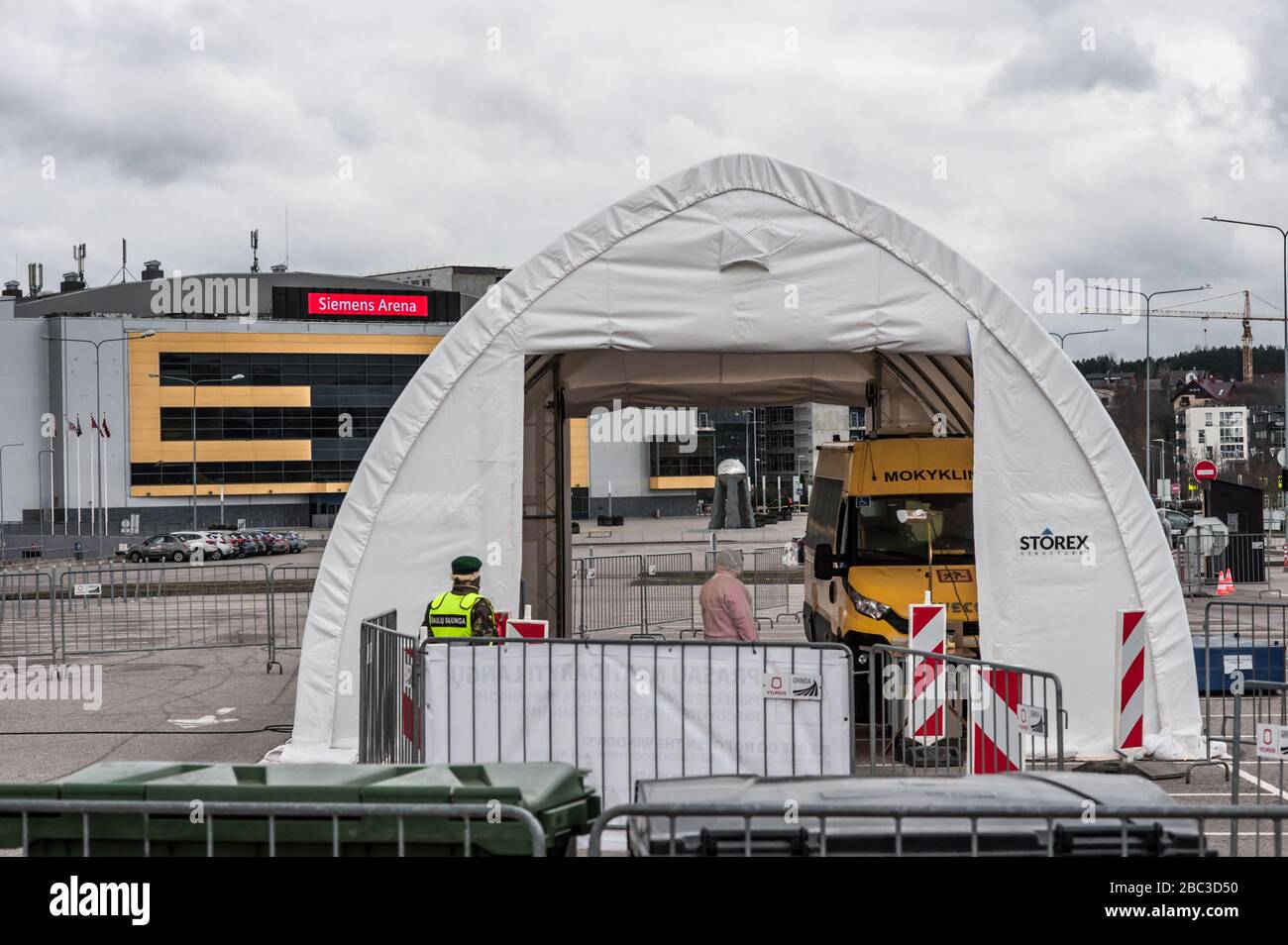 Un viaggio attraverso il centro di test Coronavirus / COVID-19 vicino alla Siemens Arena, a Vilnius, la capitale della Lituania. Foto Stock
