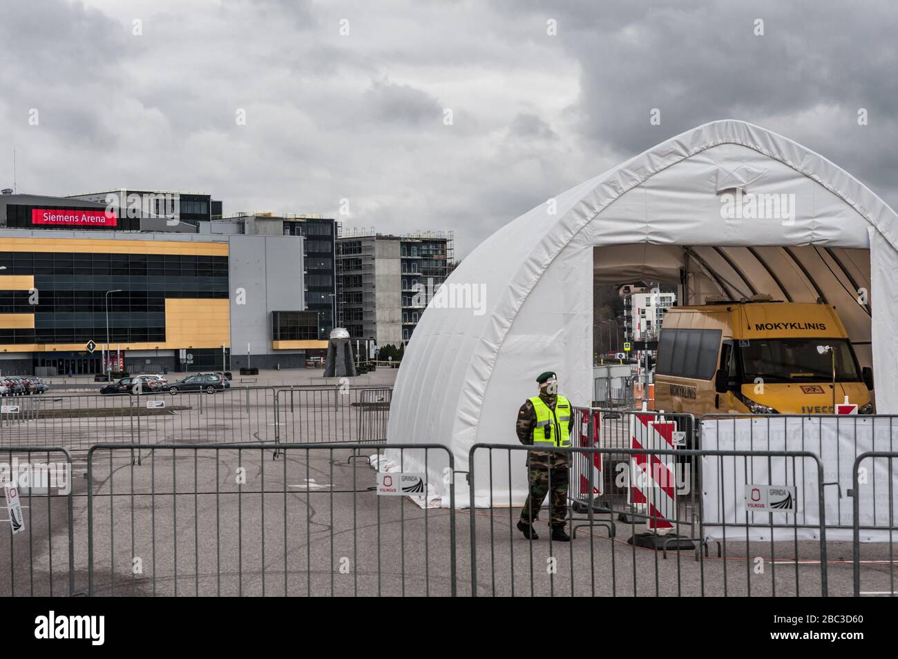 Un viaggio attraverso il centro di test Coronavirus / COVID-19 vicino alla Siemens Arena, a Vilnius, la capitale della Lituania. Foto Stock