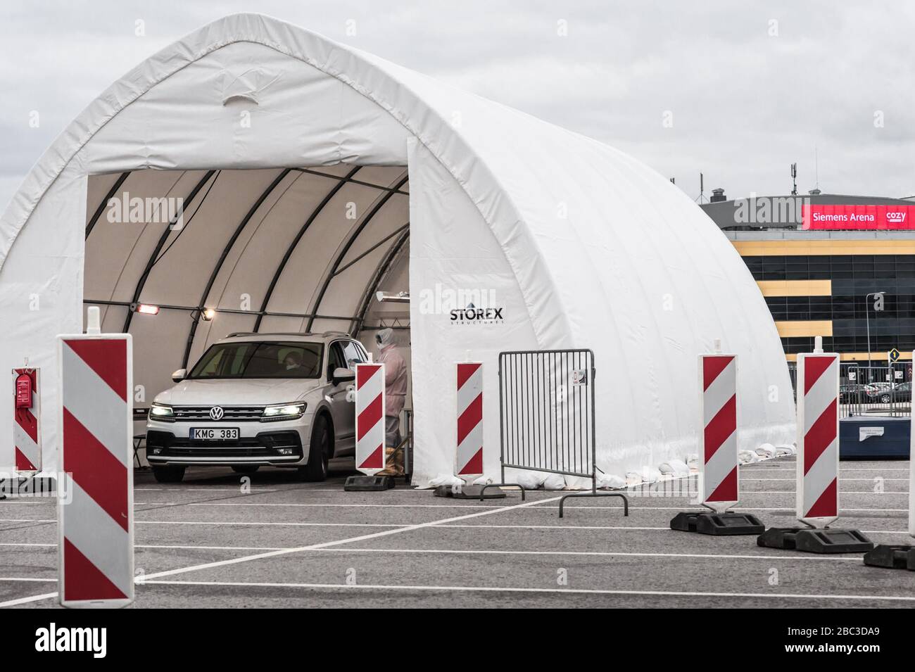 Un viaggio attraverso il centro di test Coronavirus / COVID-19 vicino alla Siemens Arena, a Vilnius, la capitale della Lituania. Foto Stock