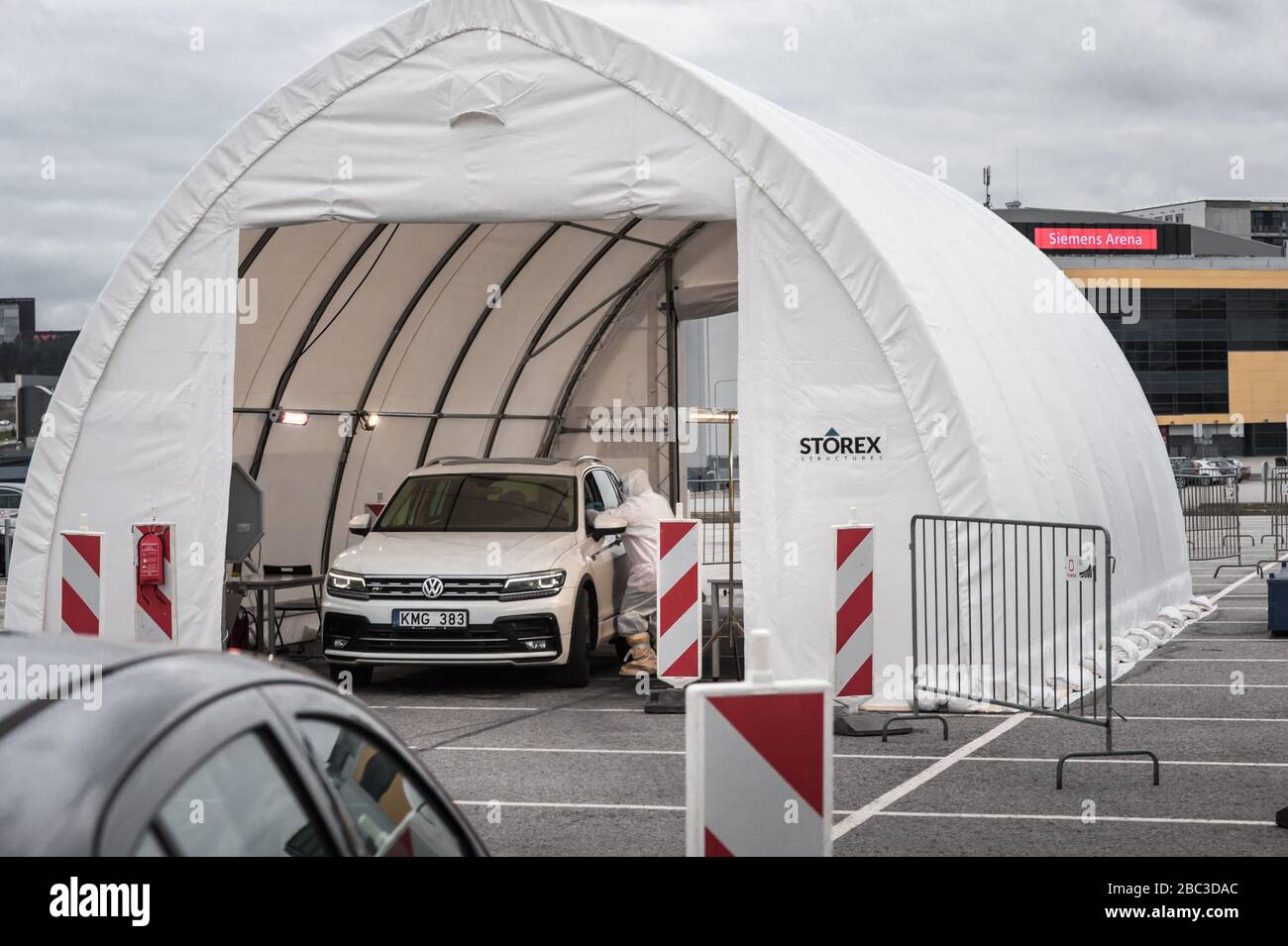 Un viaggio attraverso il centro di test pubblico Coronavirus / COVID-19 vicino alla Siemens Arena, a Vilnius, la capitale della Lituania. Foto Stock