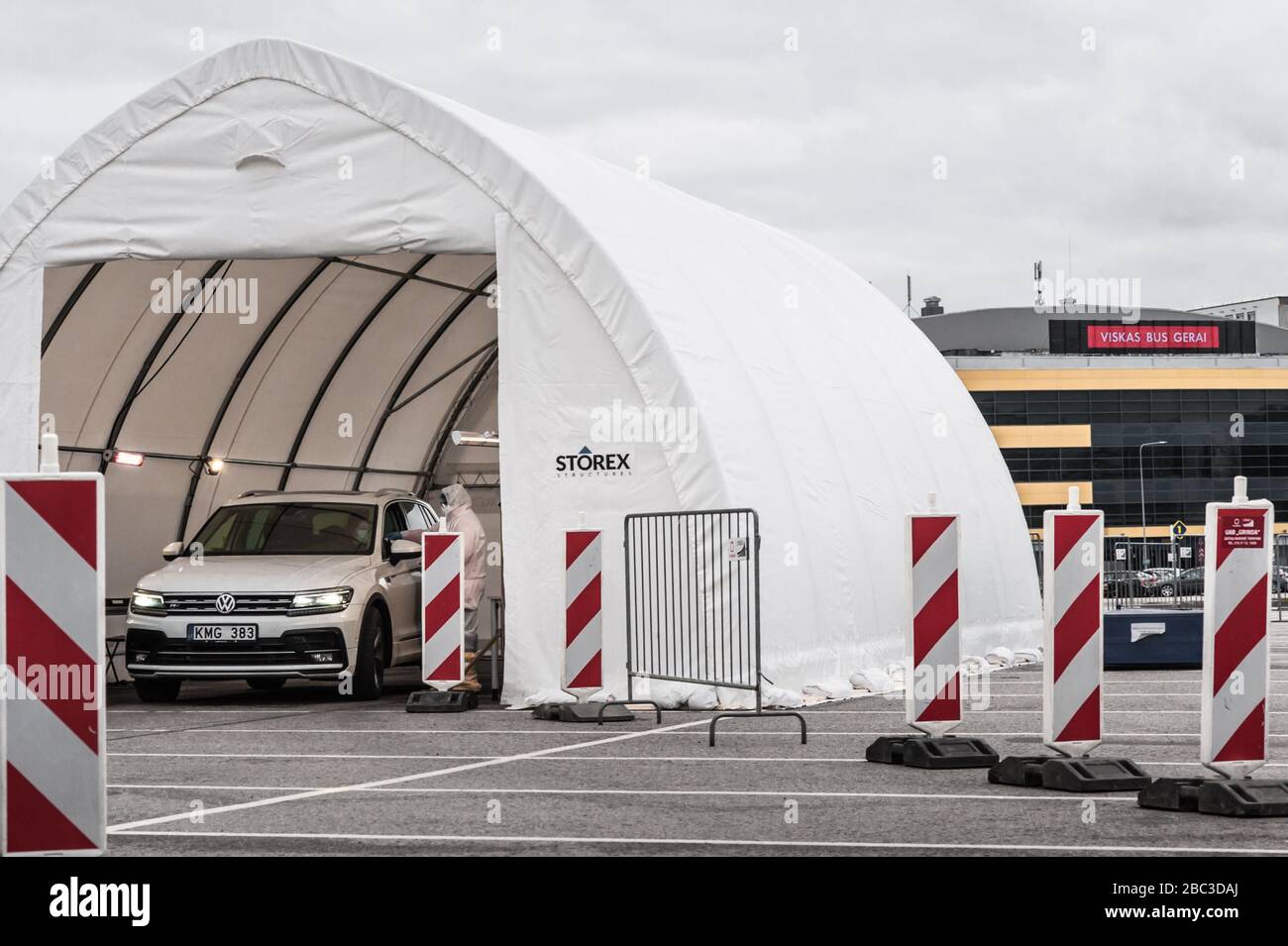 Un viaggio attraverso il centro di test Coronavirus / COVID-19 vicino alla Siemens Arena, a Vilnius, la capitale della Lituania. Foto Stock