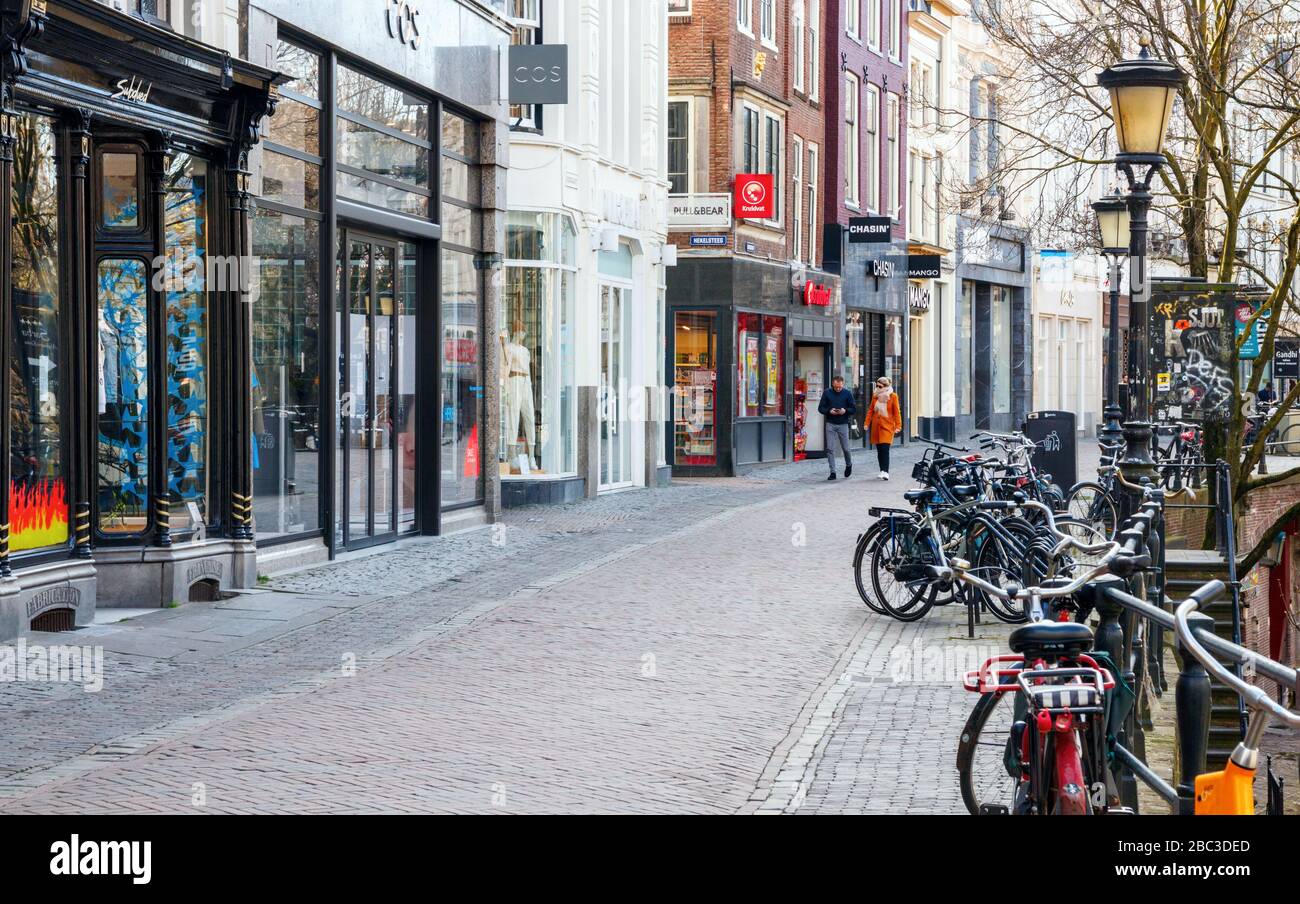 Vista sul centro di Utrecht con negozi chiusi presso l'Oudegracht (canale Vecchio). Le strade sono tranquille a causa della pandemia COVID-19. Paesi Bassi. Foto Stock