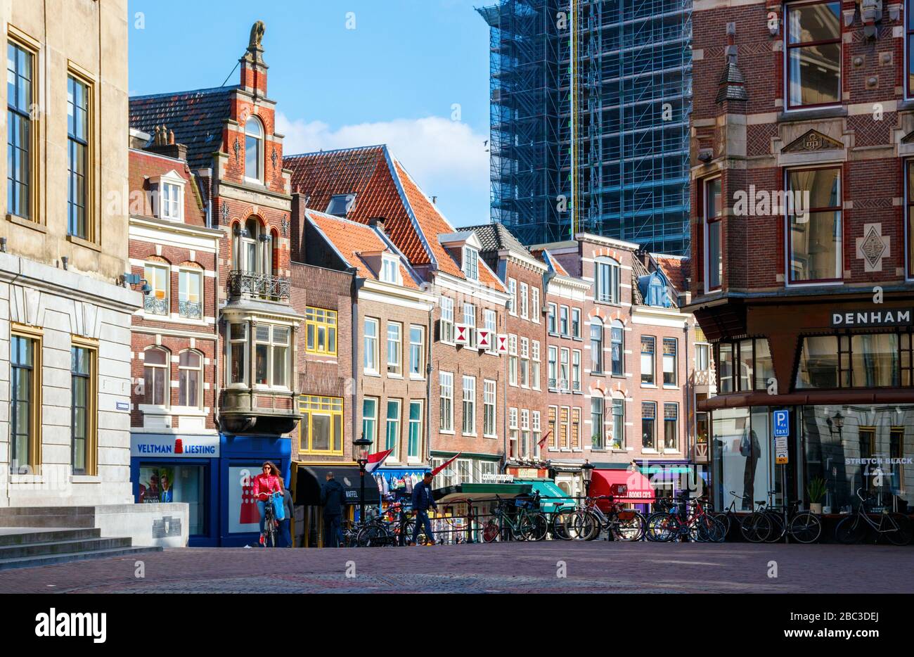 Vista sul centro di Utrecht con Stadhuisbrug e il Vismarkt. Le strade sono tranquille a causa della pandemia COVID-19 (corona). Paesi Bassi. Foto Stock