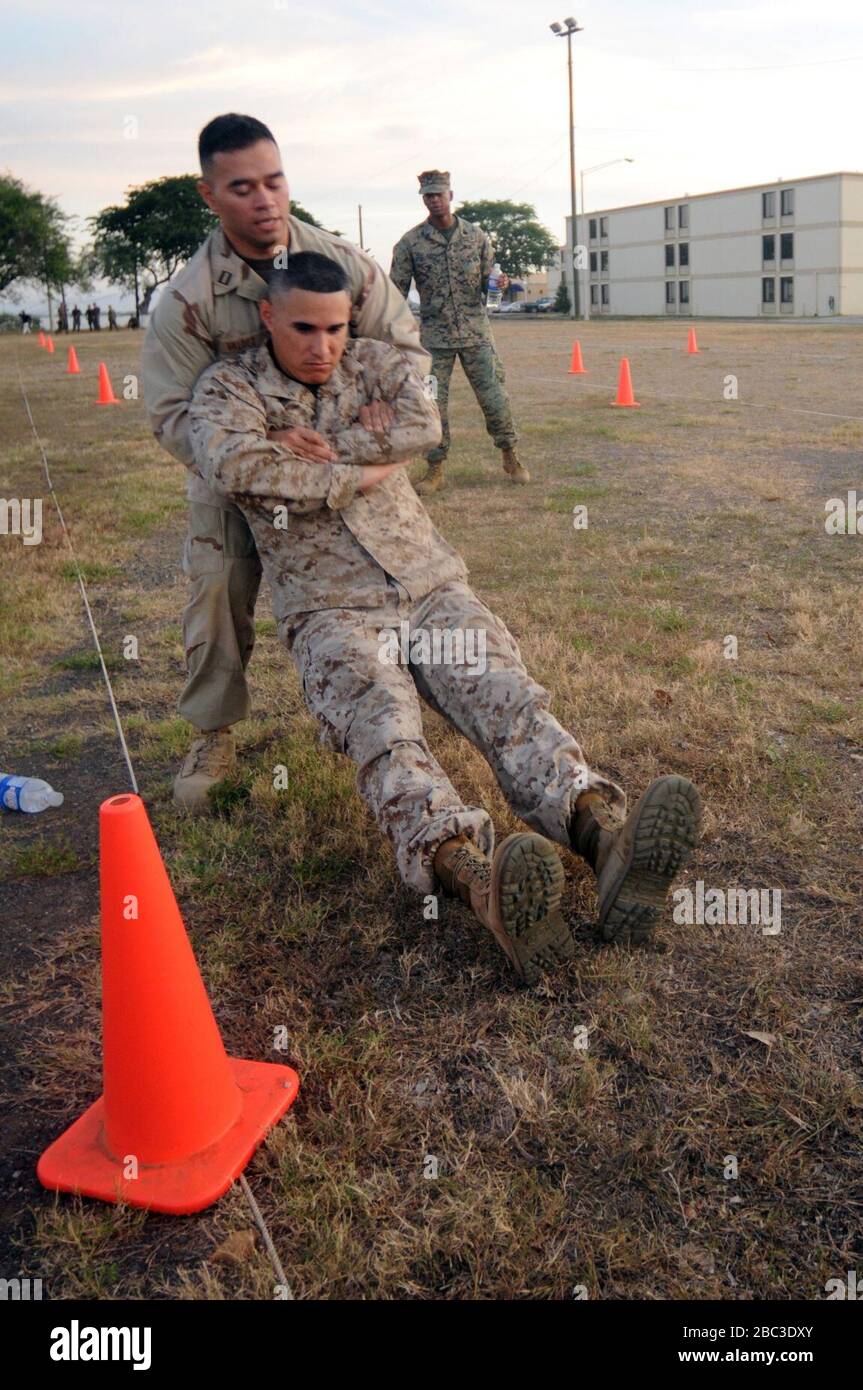 I Marines, i marinai e i soldati del GTMO eseguono un test di idoneità di combattimento Foto Stock