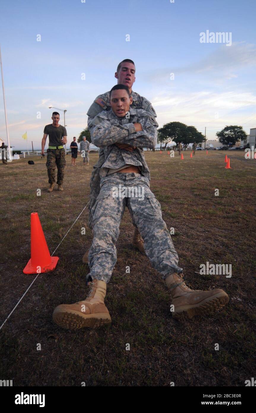 I marinai e i soldati di GTMO Marines eseguono un test di fitness di combattimento Foto Stock