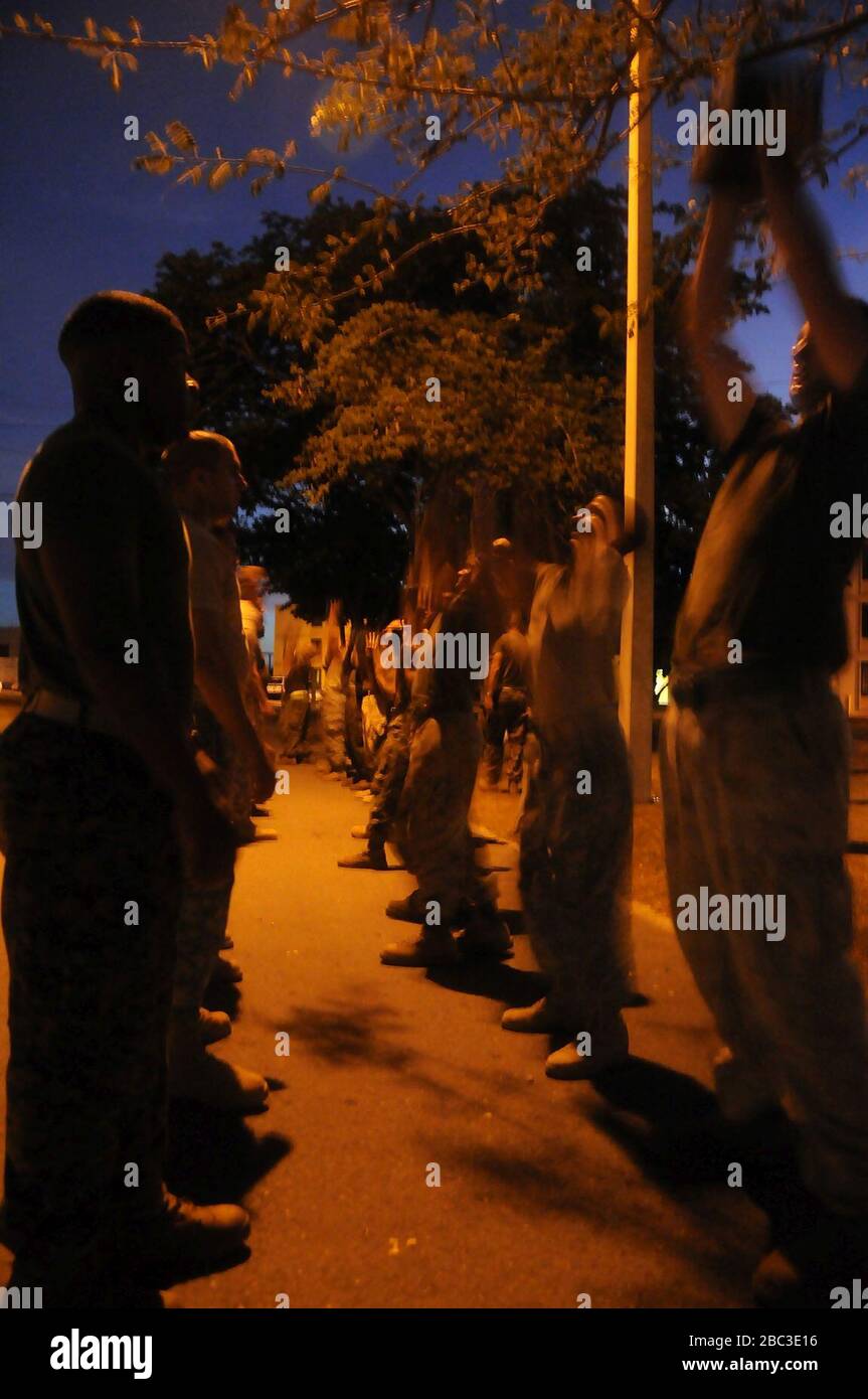 I Marines, i marinai e i soldati del GTMO eseguono un test di idoneità di combattimento Foto Stock
