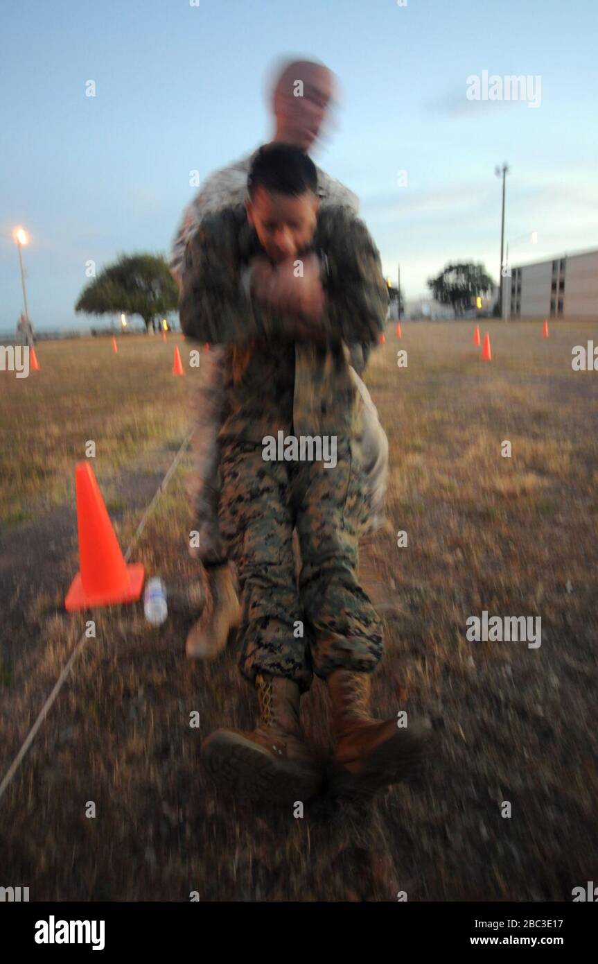 I Marines, i marinai e i soldati del GTMO eseguono un test di idoneità di combattimento Foto Stock