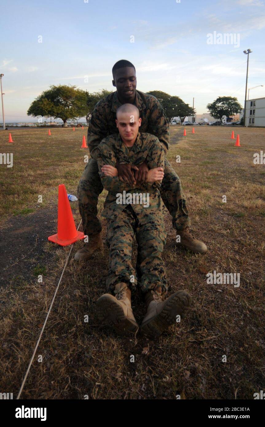 I Marines, i marinai e i soldati del GTMO eseguono un test di idoneità di combattimento Foto Stock