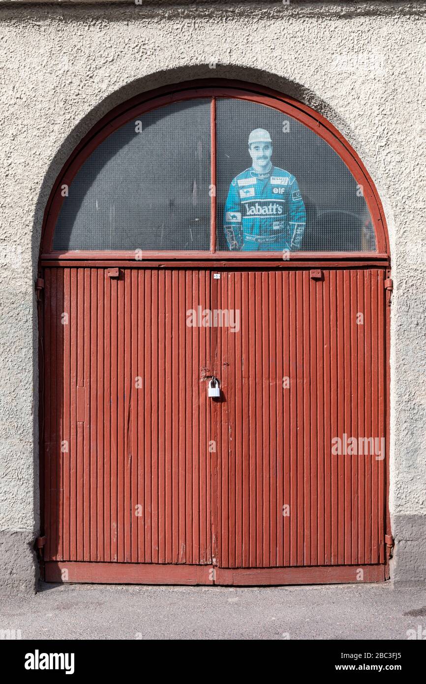 Porte da garage con Nigel Mansell cartone tagliato fuori figura dummy Foto Stock