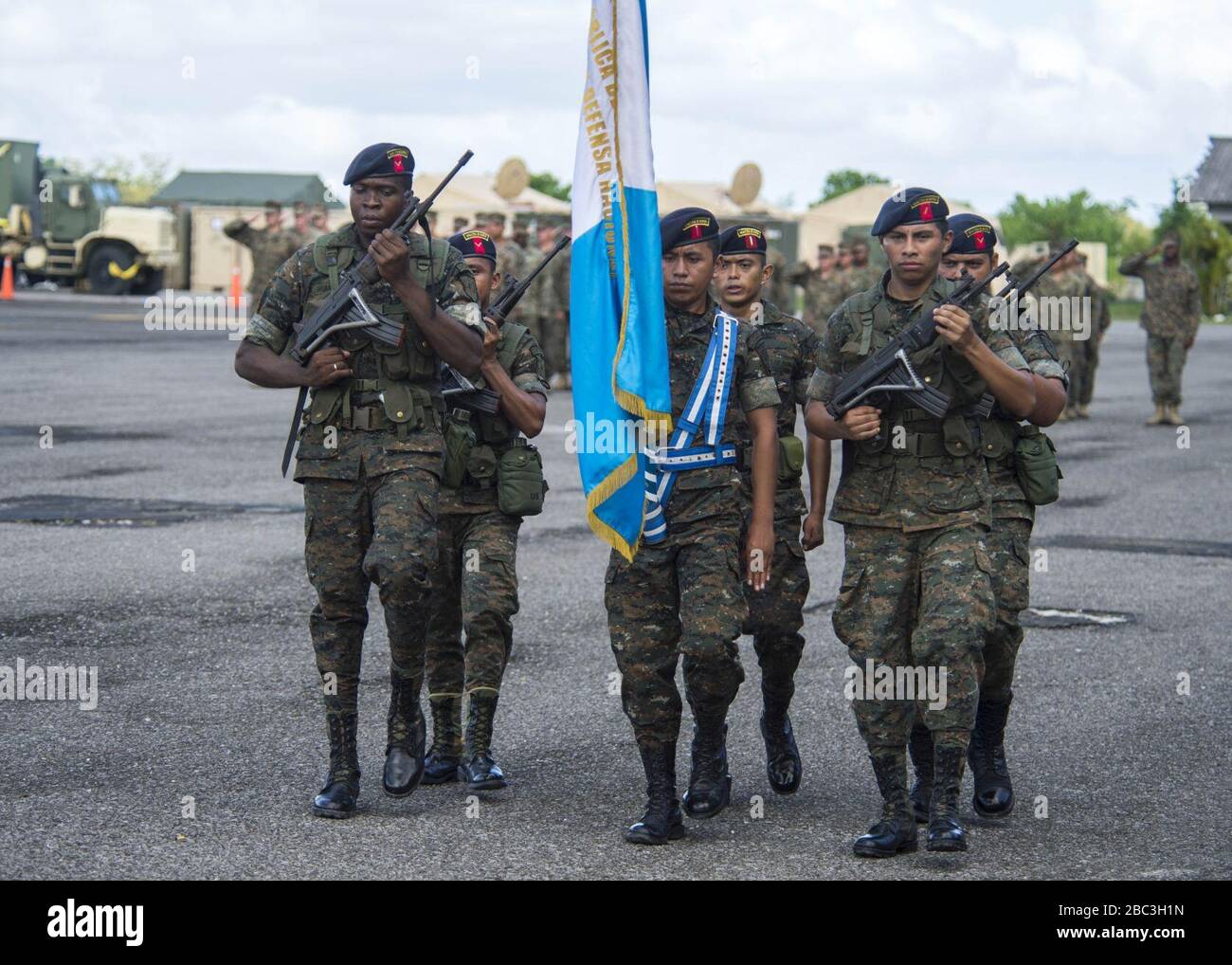 I membri del servizio guatemalteco partecipano a una cerimonia di chiusura alla base della Brigata Marina guatemalteca di Puerto Barrios, Guatemala, 22 agosto 2014, come parte della Southern Partnership Station (SPS) 2014 140822 Foto Stock