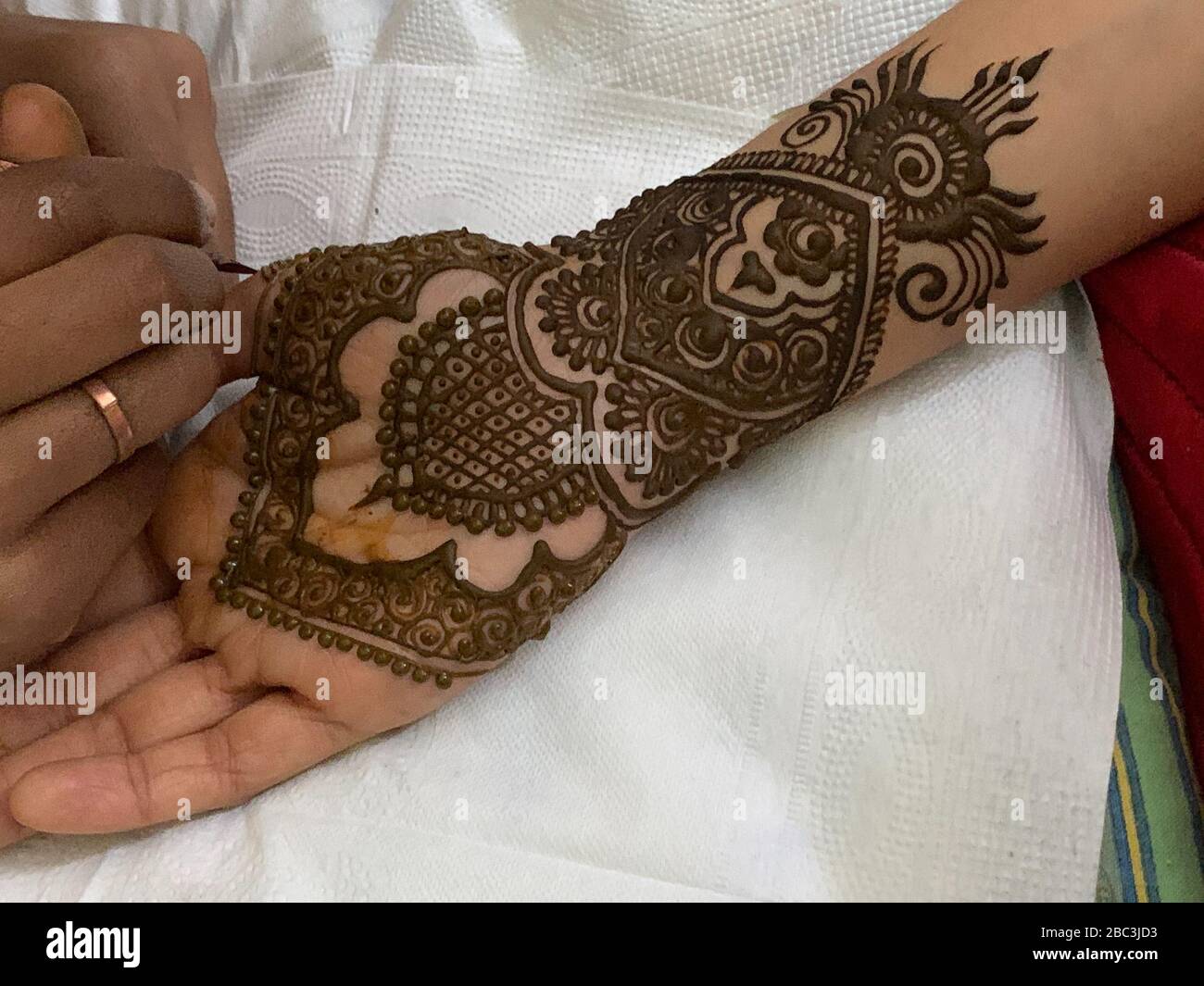 Decorazione Mehndi a portata di mano Foto Stock