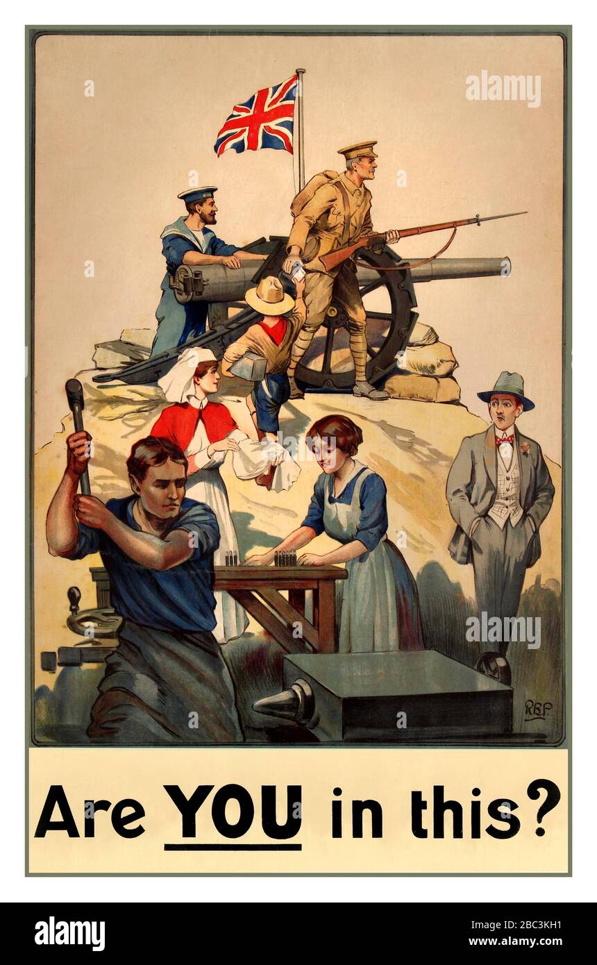 Sei in questo? Poster di reclutamento della propaganda WWI pubblicato dalla commissione parlamentare di reclutamento a Londra: Sei in questo? Progettato da Sir Baden-Powell, che fondò il movimento Boy Scout dopo il suo ritorno dal servizio nella guerra di Boer, il poster presenta un'illustrazione di vari personaggi che partecipano allo sforzo bellico: Un soldato in khaki che porta un fucile; uno scout ragazzo che porta una scatola e una nota; Un marinaio in blu che presera una grande pistola; un lavoratore che portava un martello da slitta e una donna che lavorava su file di pallottole su un tavolo; a destra, un uomo dall'aspetto inadeguato sta le mani in tasca, la prima guerra mondiale Foto Stock
