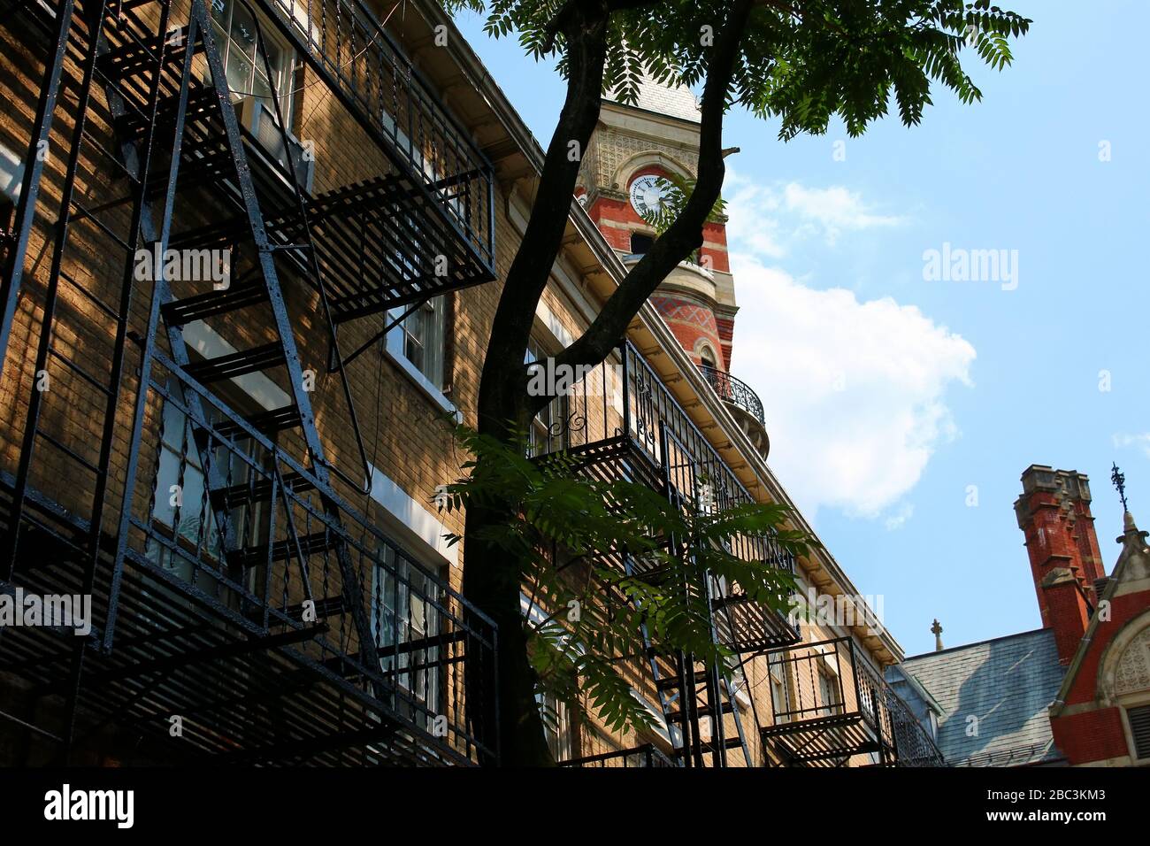 Patchin Place con Jefferson Market Court Tower in background, Manhattan il 26th LUGLIO 2019 a New York, Stati Uniti. (Foto di Wojciech Migda) Foto Stock
