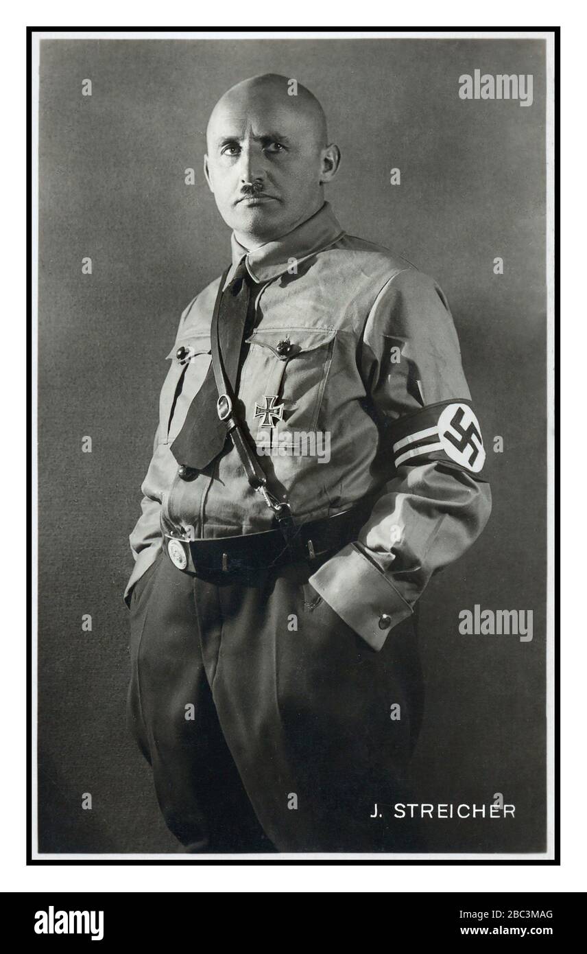 JULIUS STREICHER Archivio partito nazista membro indossando una swastika armband studio ritratto Julius Streicher in uniforme. (1885-1946) ritratto politico tedesco 1937. Streicher nazista Germania Gaoleiter von Nurnberg, è stato il fondatore e editore di Der Stürmer un giornale razzista anti-ebraico, utilizzato dalla macchina nazista Propaganda per pubblicare atroci maligni. Fu giustiziato nel 1946 per crimini di guerra contro l'umanità. Foto Stock