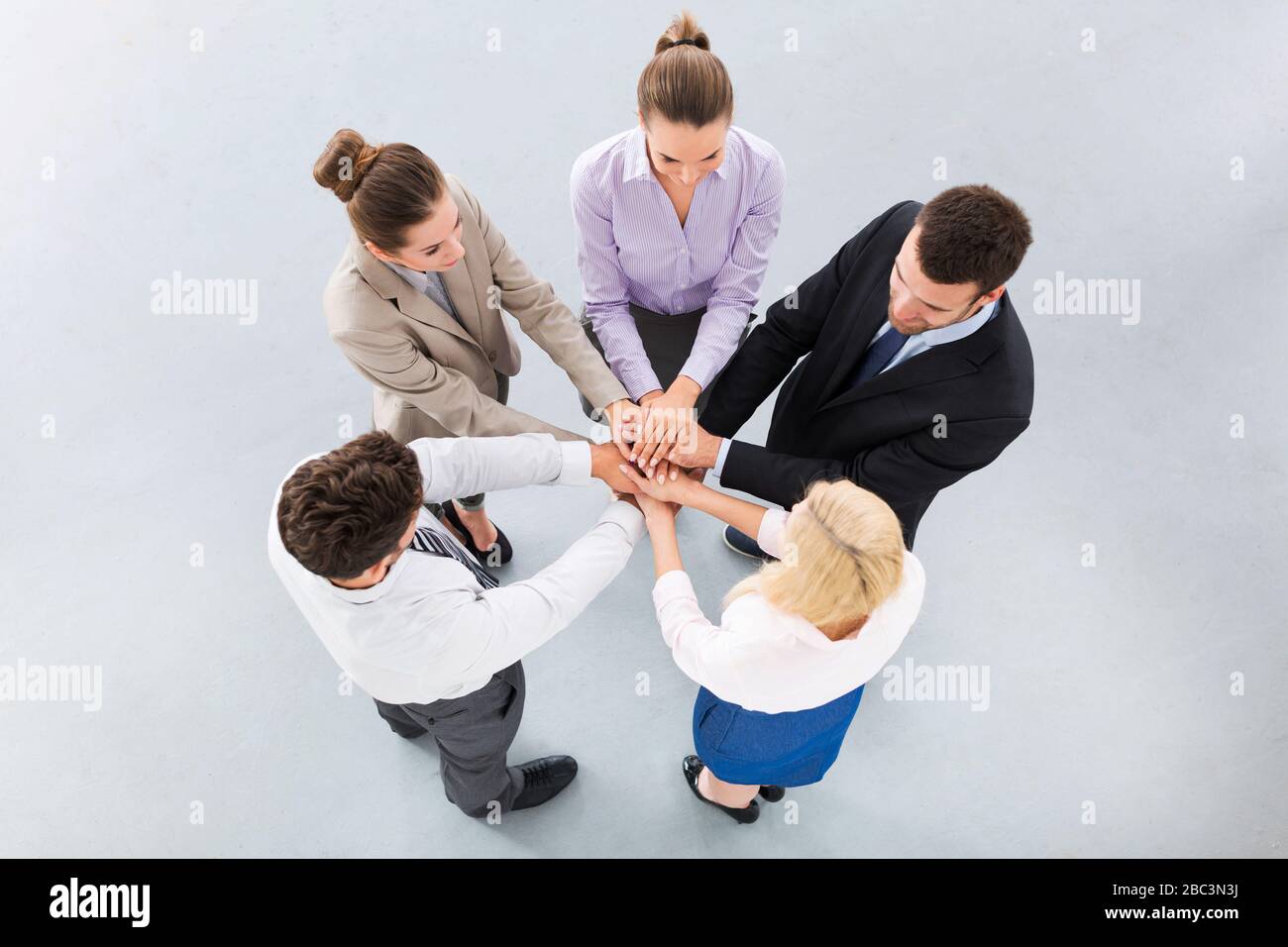 Gruppo di affari che si unisce le mani Foto Stock