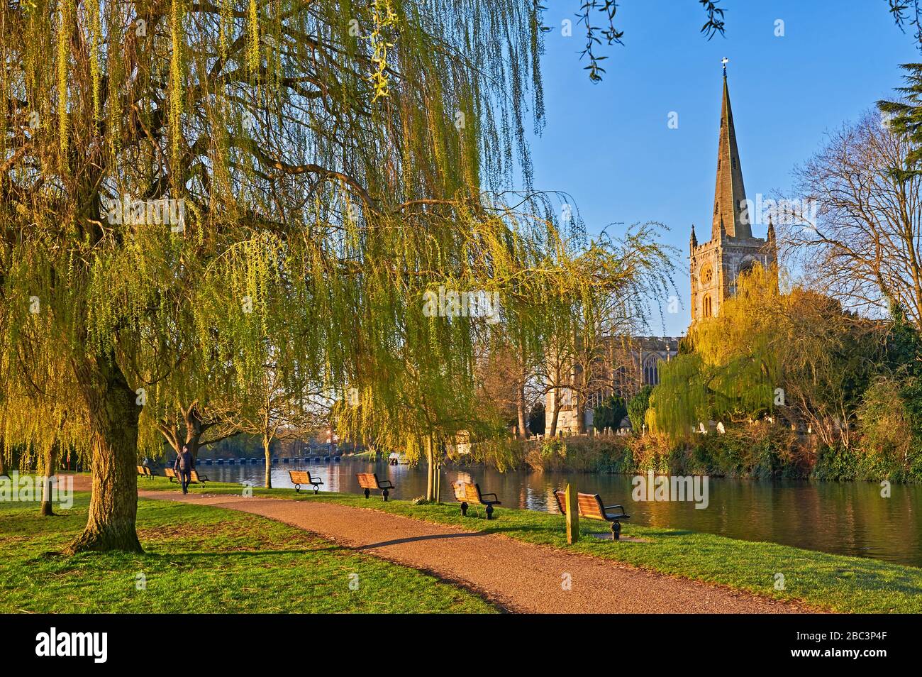 Santa Trinità chiesa Stratford Upon Avon Warwickshire, si erge sopra il fiume Avon e il luogo di sepoltura del famoso drammaturgo William Shakespeare Foto Stock