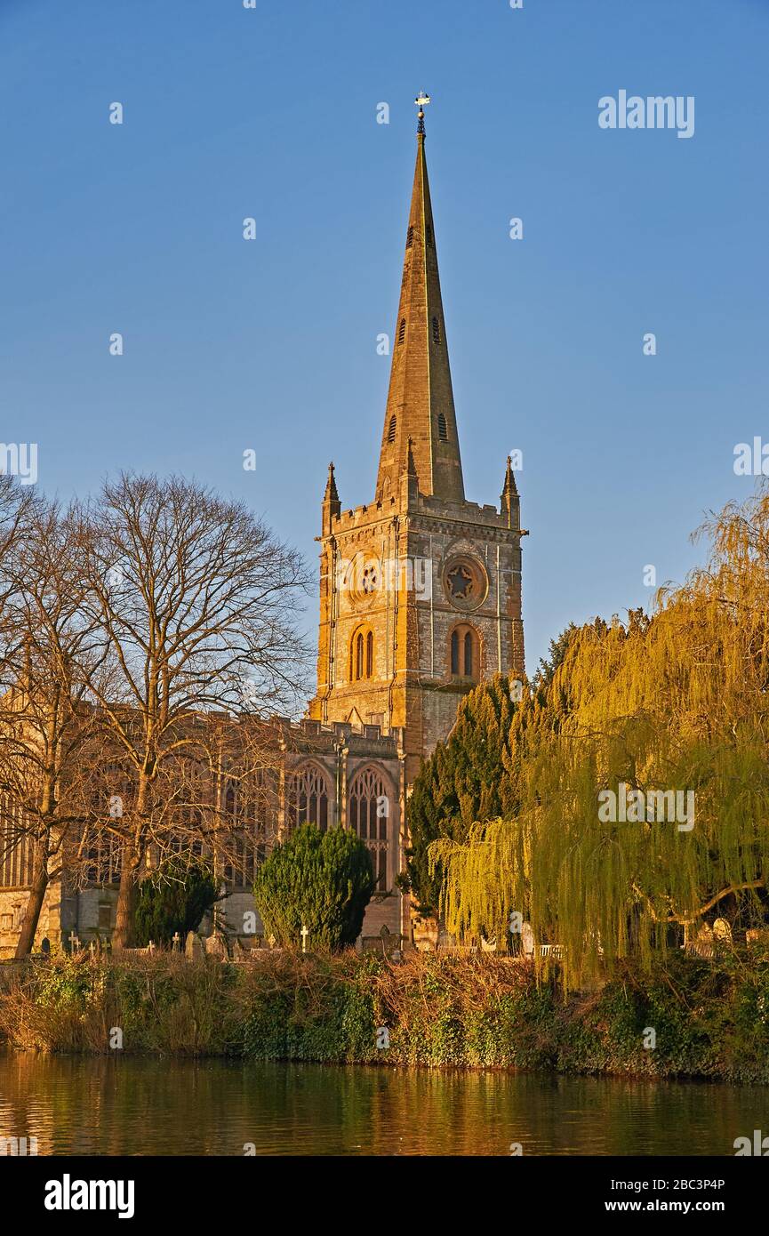 Santa Trinità chiesa Stratford Upon Avon Warwickshire, si erge sopra il fiume Avon e il luogo di sepoltura del famoso drammaturgo William Shakespeare Foto Stock