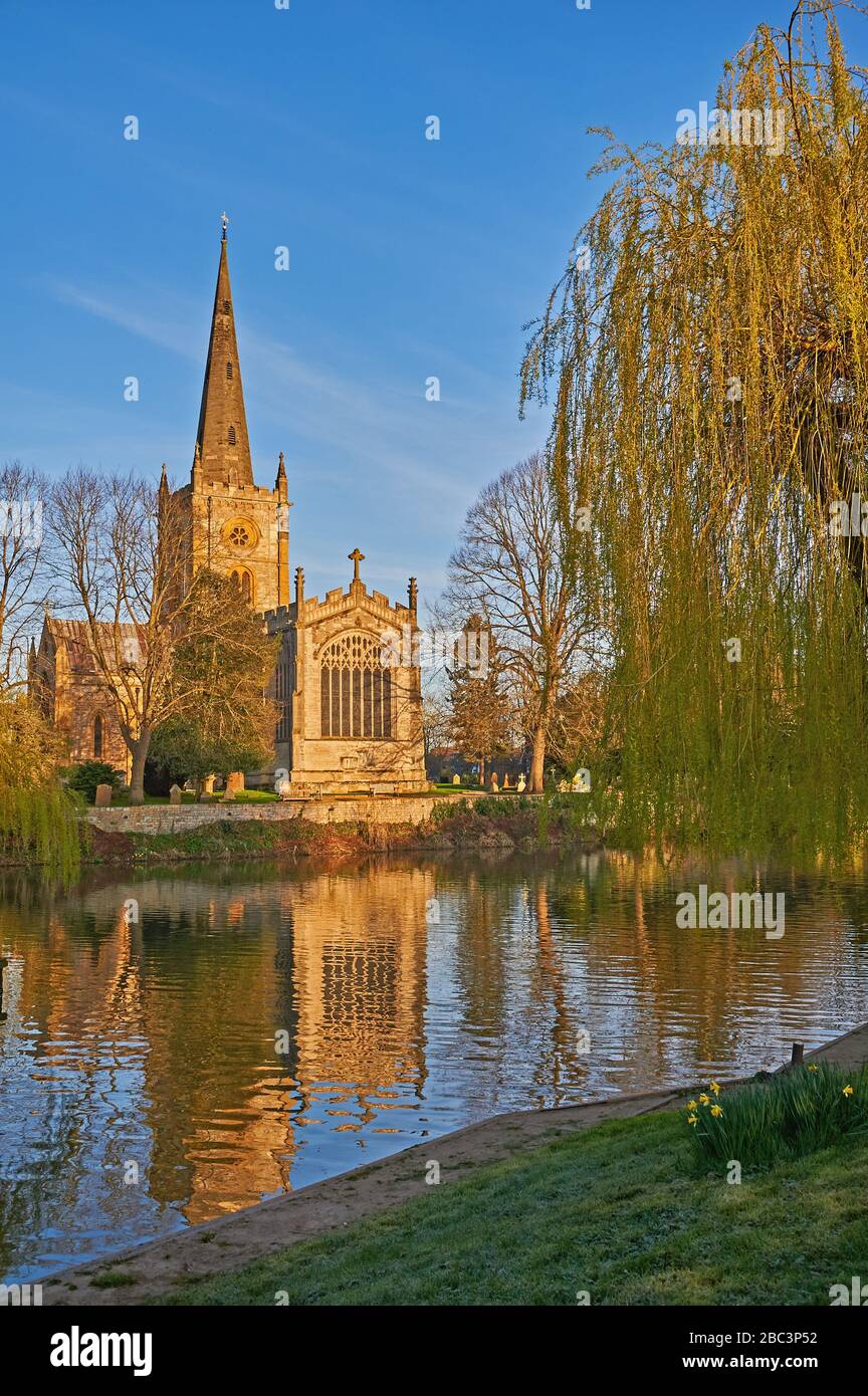 La chiesa della Santissima Trinità, Stratford-upon-Avon, Warwickshire, luogo di sepoltura di William Shakespeare si riflette nel fiume Avon Foto Stock