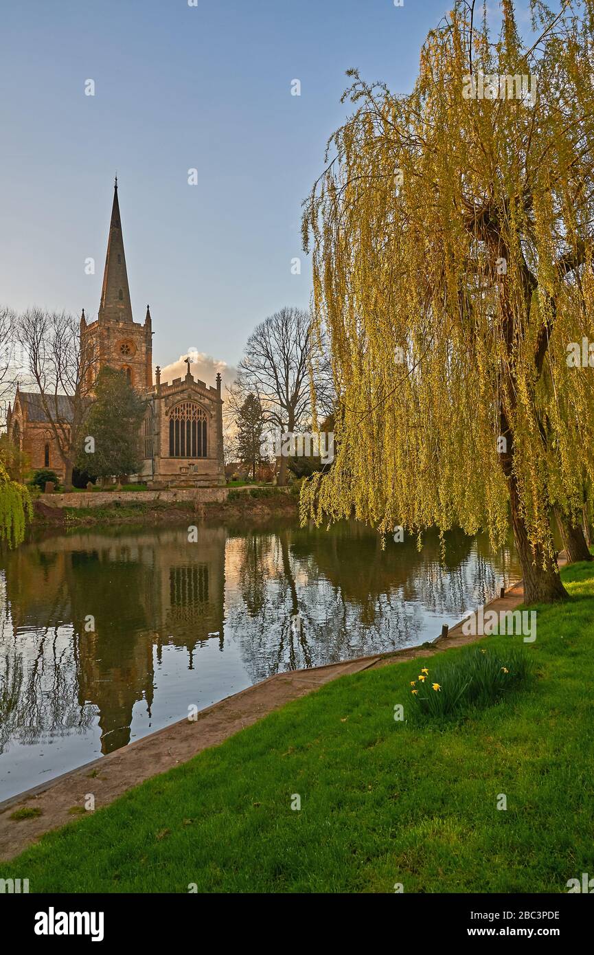 Santa Trinità chiesa Stratford Upon Avon Warwickshire sorge sopra il fiume Avon. E' il luogo di sepoltura del famoso drammaturgo William Shakespeare. Foto Stock