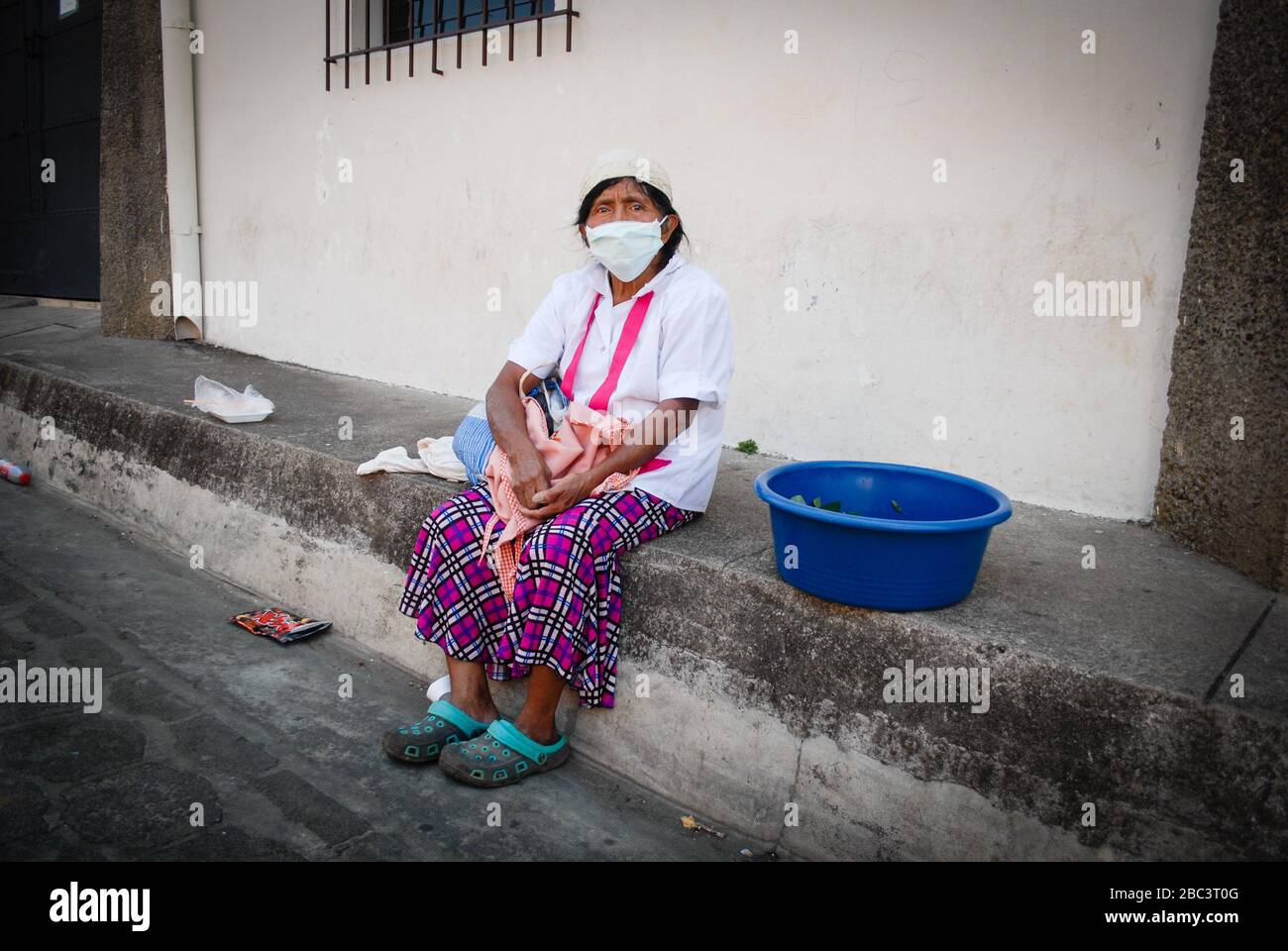 Fornitore di strada a Juayua, El Salvador, durante la crisi del coronavirus Foto Stock