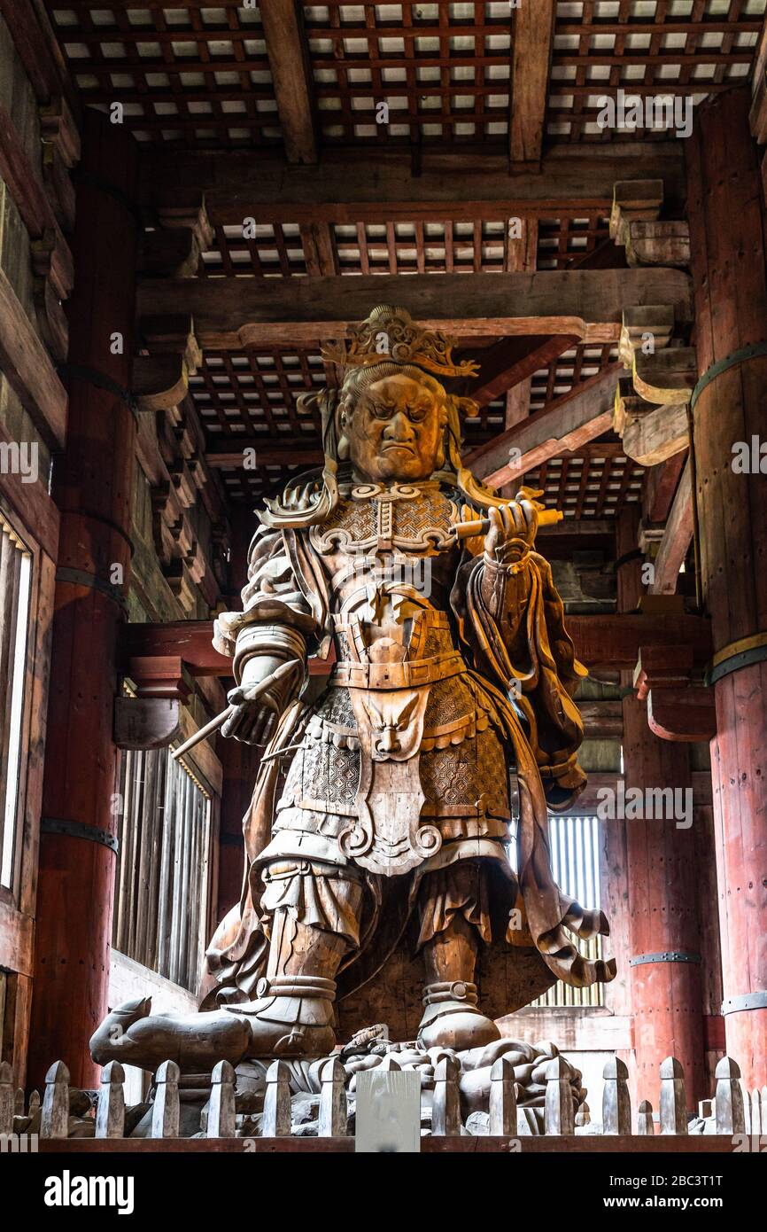 Il guardiano della statua del Buddha (Komokuten) presso la Sala del Grande Buddha del Tempio Todaiji, Nara, Giappone Foto Stock