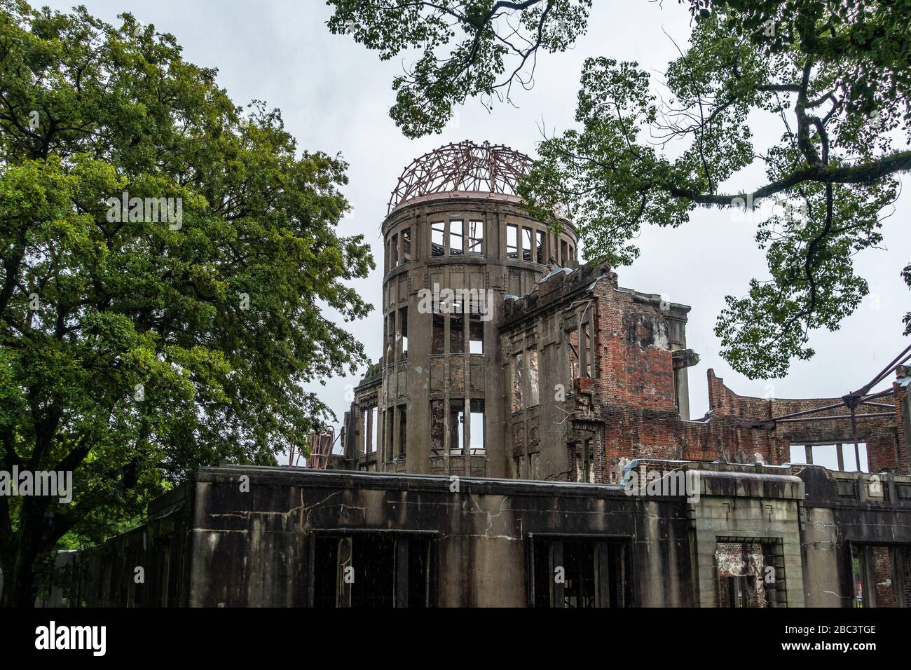 Vista del Duomo di UNA bomba o del Duomo di Genbaku al Parco Memoriale della Pace di Hiroshima. Era uno dei pochi edifici a rimanere in piedi quando la bomba è esplosa Foto Stock